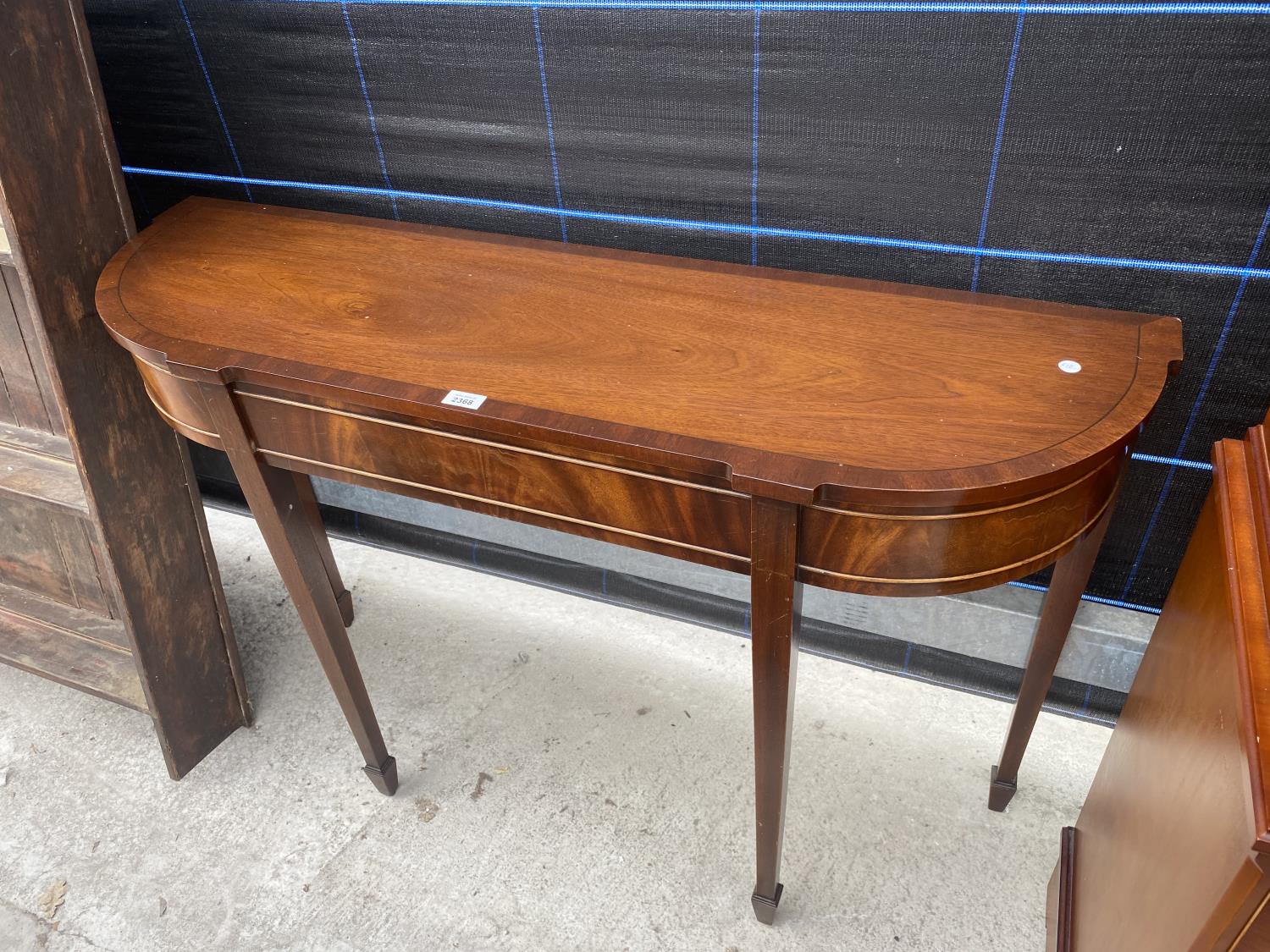 A MAHOGANY CROSSBANDED AND INLAID CONSOLE TABLE ON TAPERED LEGS AND SPADE FEET, 48" WIDE