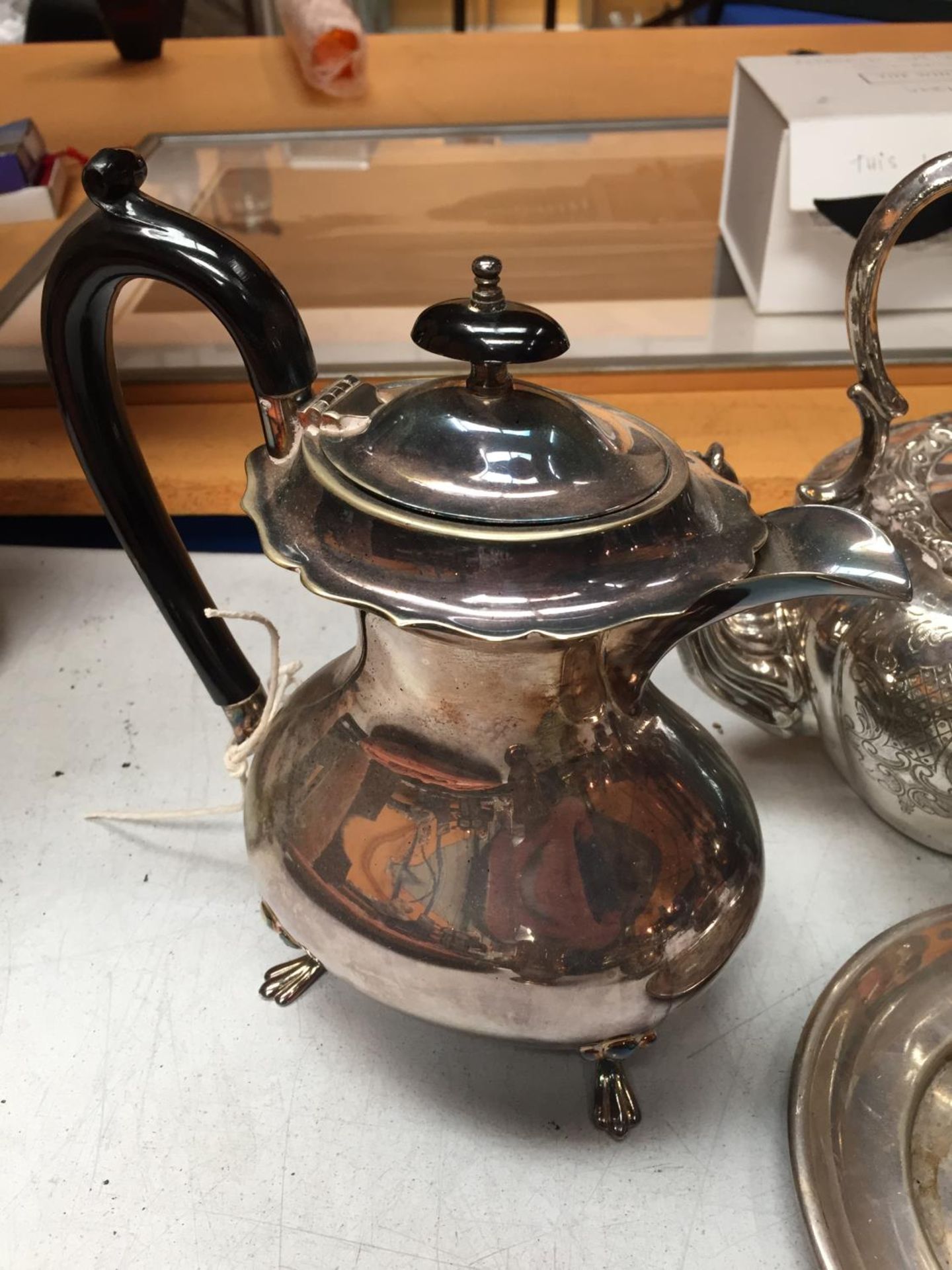 A SELECTION OF SILVER PLATED ITEMS TO INCLUDE TEA POTS, SUGAR BOWL AND TWO FURTHER ITEMS - Image 4 of 5