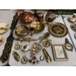 VARIOUS ITEMS OF BRASS AND COPPER TO INCLUDE HORSES BRASSES, TRIVET, CROCODILE, CANDLESTICKS ETC