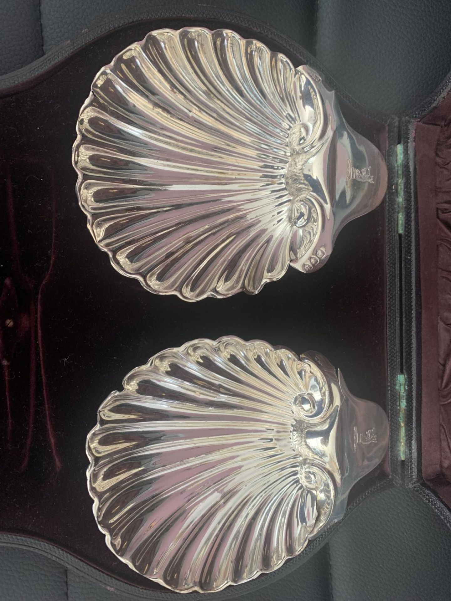 A PAIR OF HALLMARKED LONDON SILVER OYSTER SHELL STYLE DISHES WITH A PRESENTATION BOX ROBERT JONES - Image 2 of 5