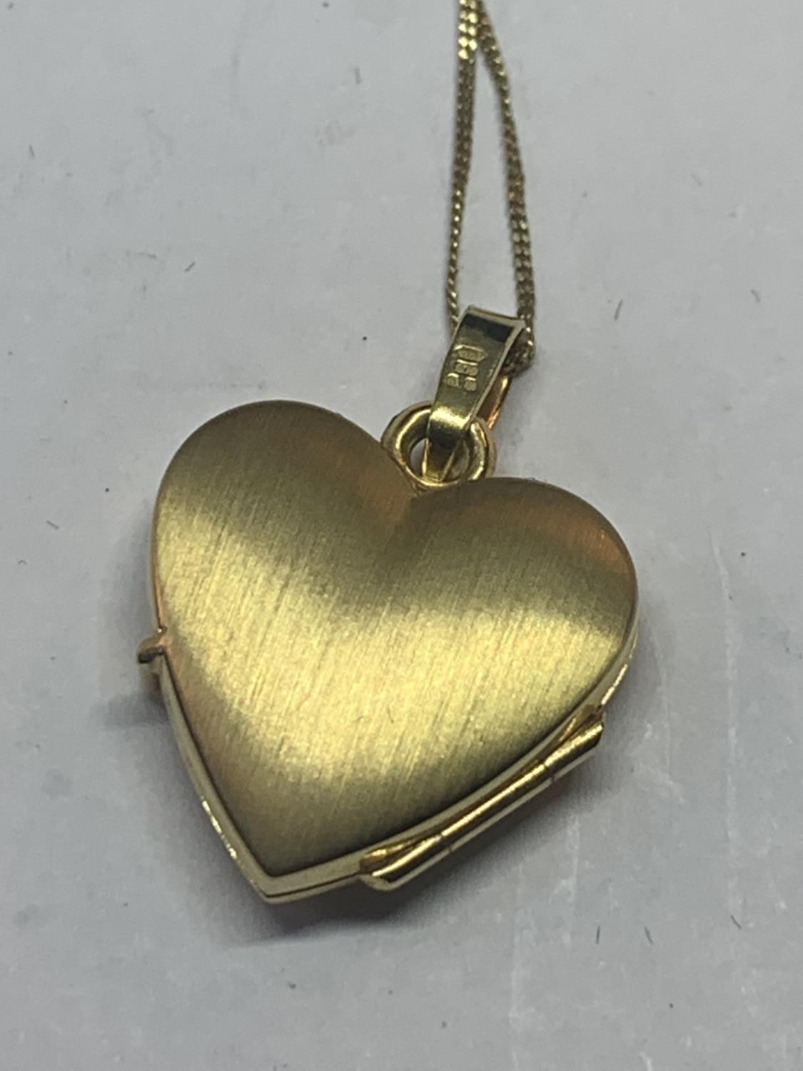 A 9 CARAT GOLD NECKLACE WITH HEART SHAPED LOCKET IN A PRESENTATION BOX - Image 4 of 5