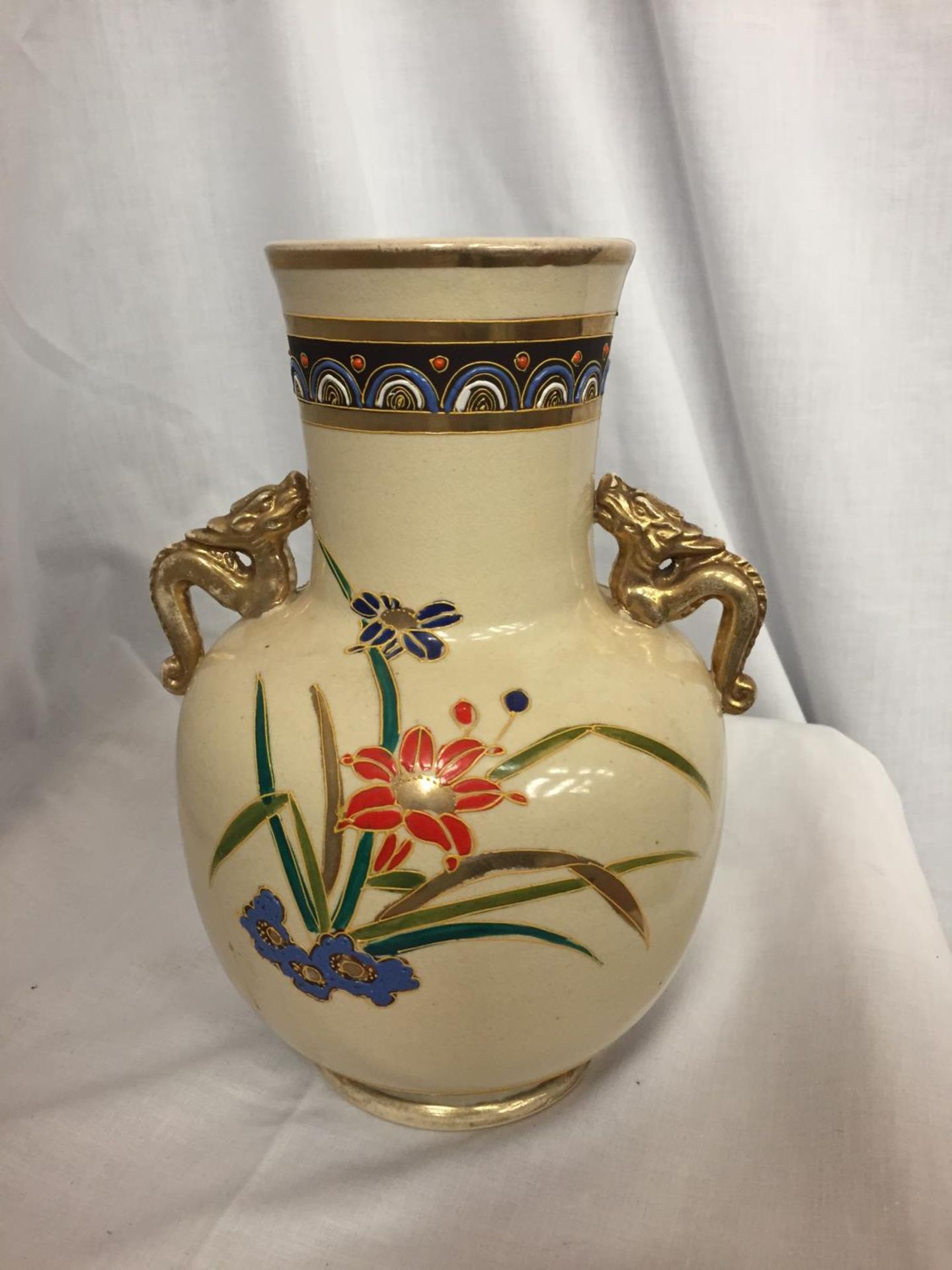 AN ORIENTAL VASE WITH GILT HANDLES 26CM HIGH - Image 3 of 5