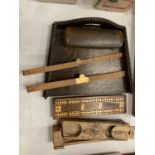 A COLLECTION OF VINTAGE ITEMS TO INCLUDE A CRUMB TRAY AND BRUSH, DOMINO SCORER, RULER ETC