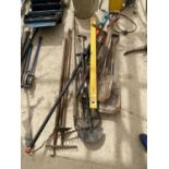 AN ASSORTMENT OF GARDEN TOOLS TO INCLUDE SHOVELS, RAKES AND TURF CUTTERS ETC