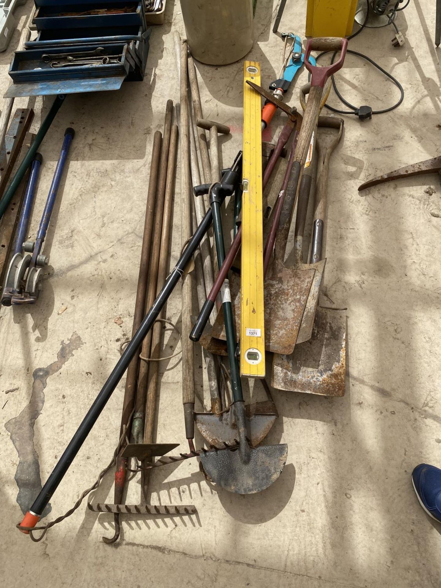 AN ASSORTMENT OF GARDEN TOOLS TO INCLUDE SHOVELS, RAKES AND TURF CUTTERS ETC
