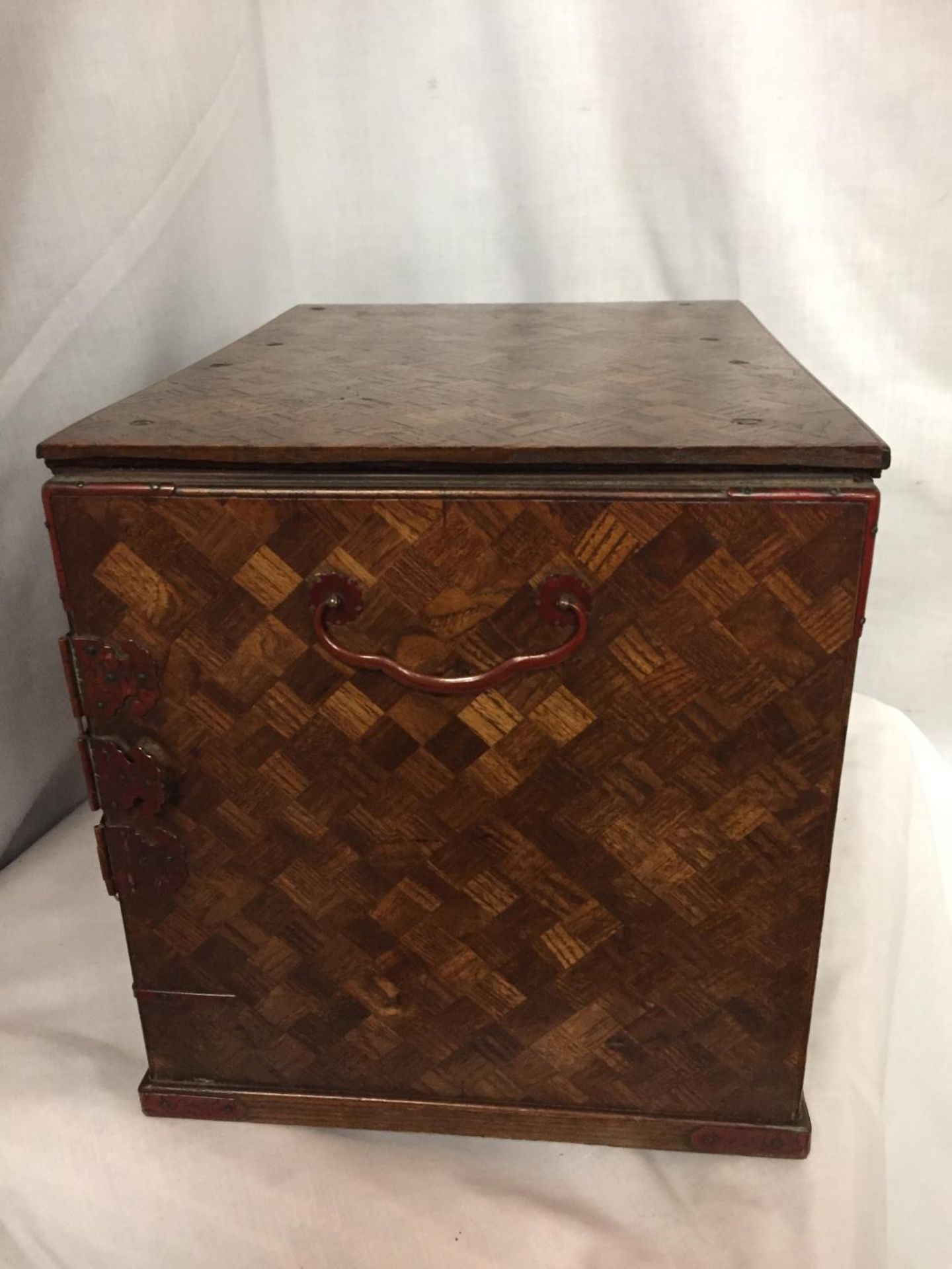 A MINATURE PARQUE WOODEN CHEST WITH DRAWERS 32CM X 26CM - Image 6 of 6