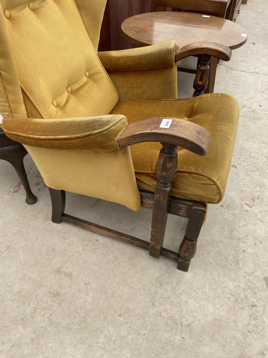 A MID 20TH CENTURY OAK FRAMED WINGED FIRESIDE CHAIR - Image 4 of 4