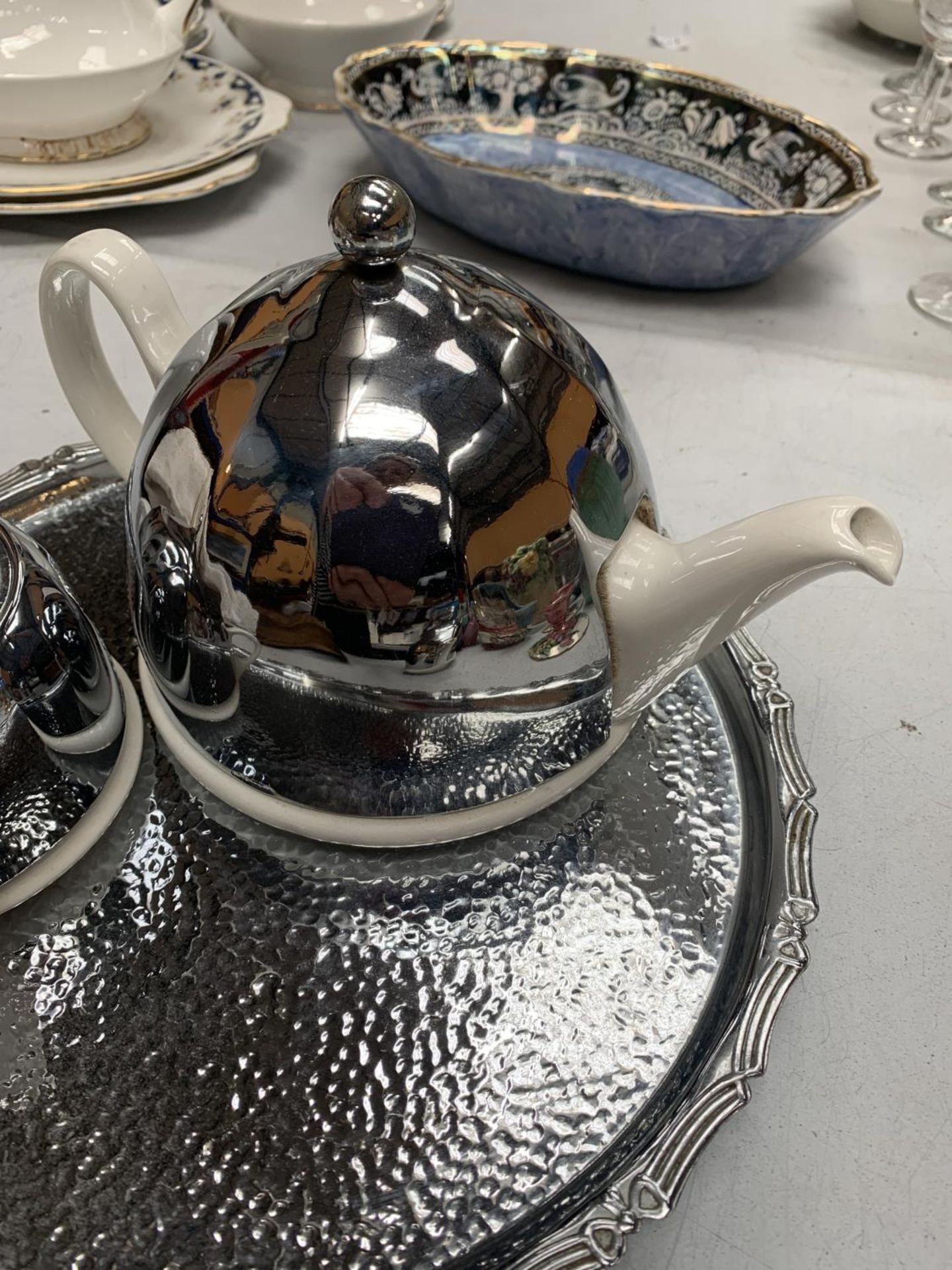 A RETRO STYLE SILVER PLATED AND CERAMIC TEAPOT, JUG AND SUGAR BOWL ON A PLATED TRAY - Image 4 of 5