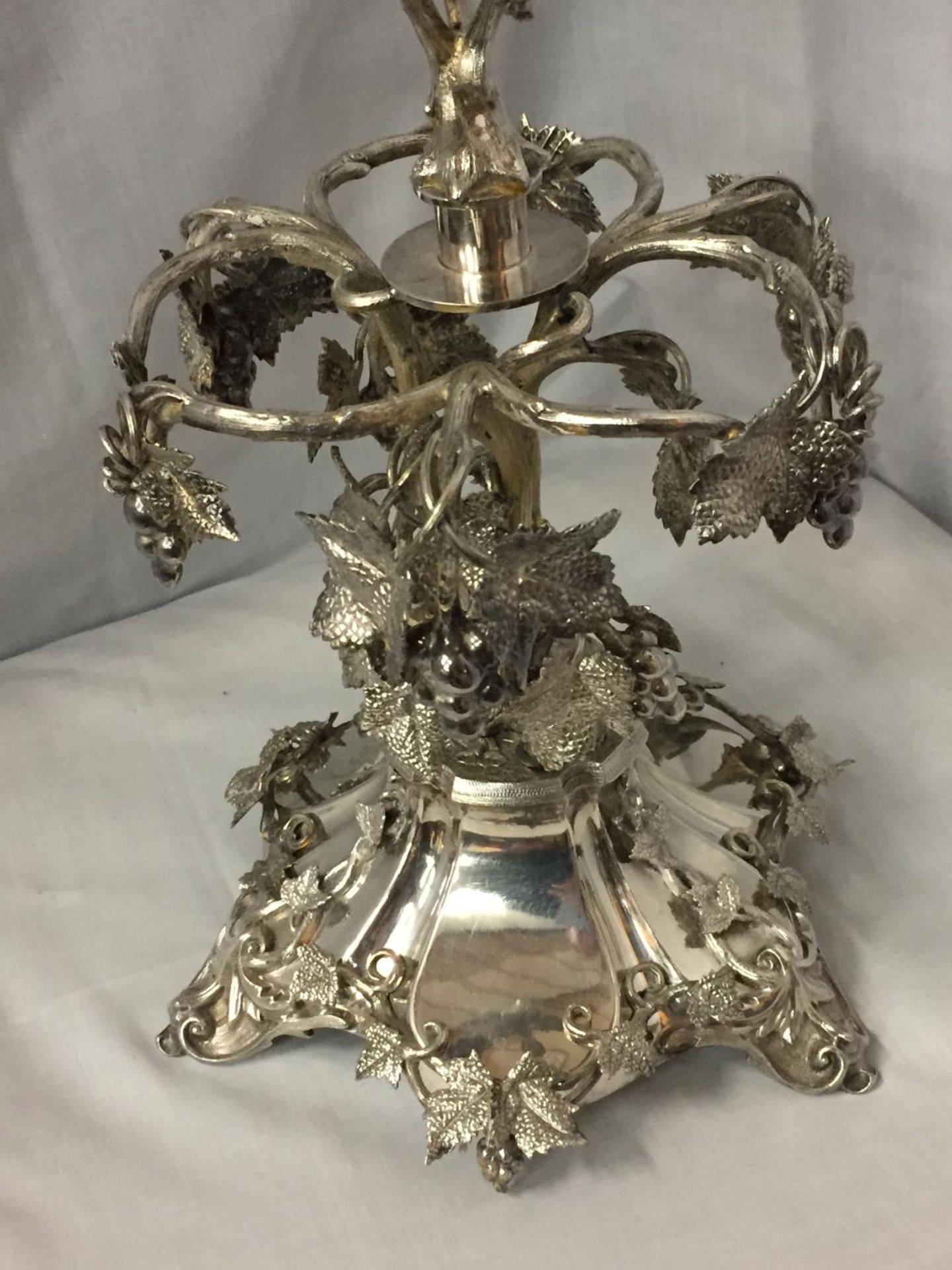 AN ORNATE SILVER PLATED EPERGENE WITH GLASS FLUTE HEIGHT 65CM - Image 3 of 5