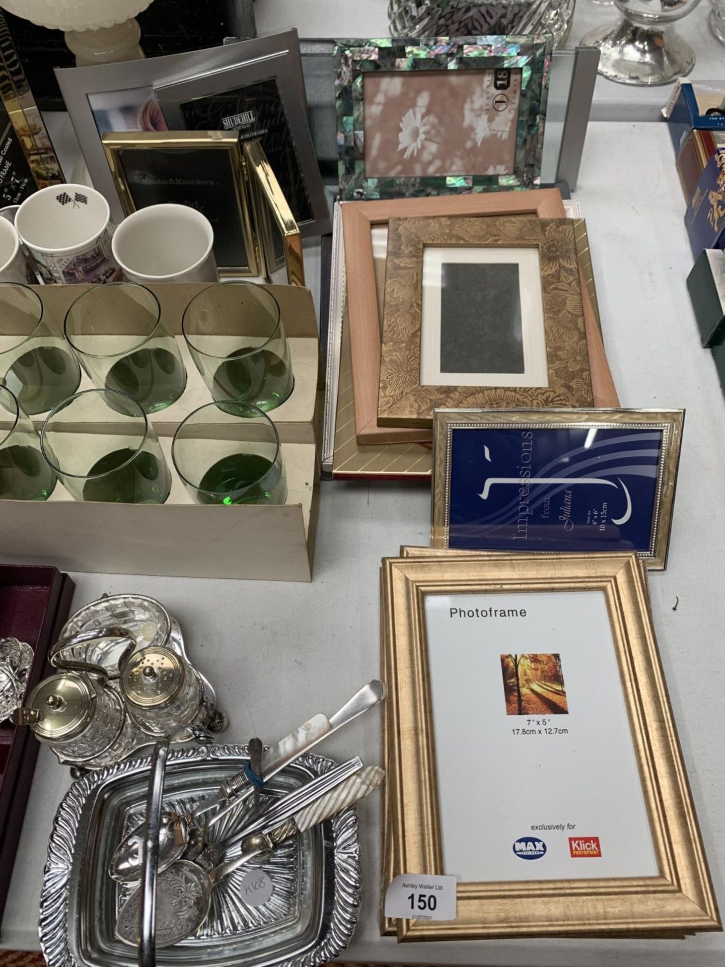 A COLLECTION OF ITEMS TO INCLUDE FLATWARE, PHOTOGRAPH FRAMES, GLASSES, LAMP, SILVER PLATE ETC - Image 2 of 4