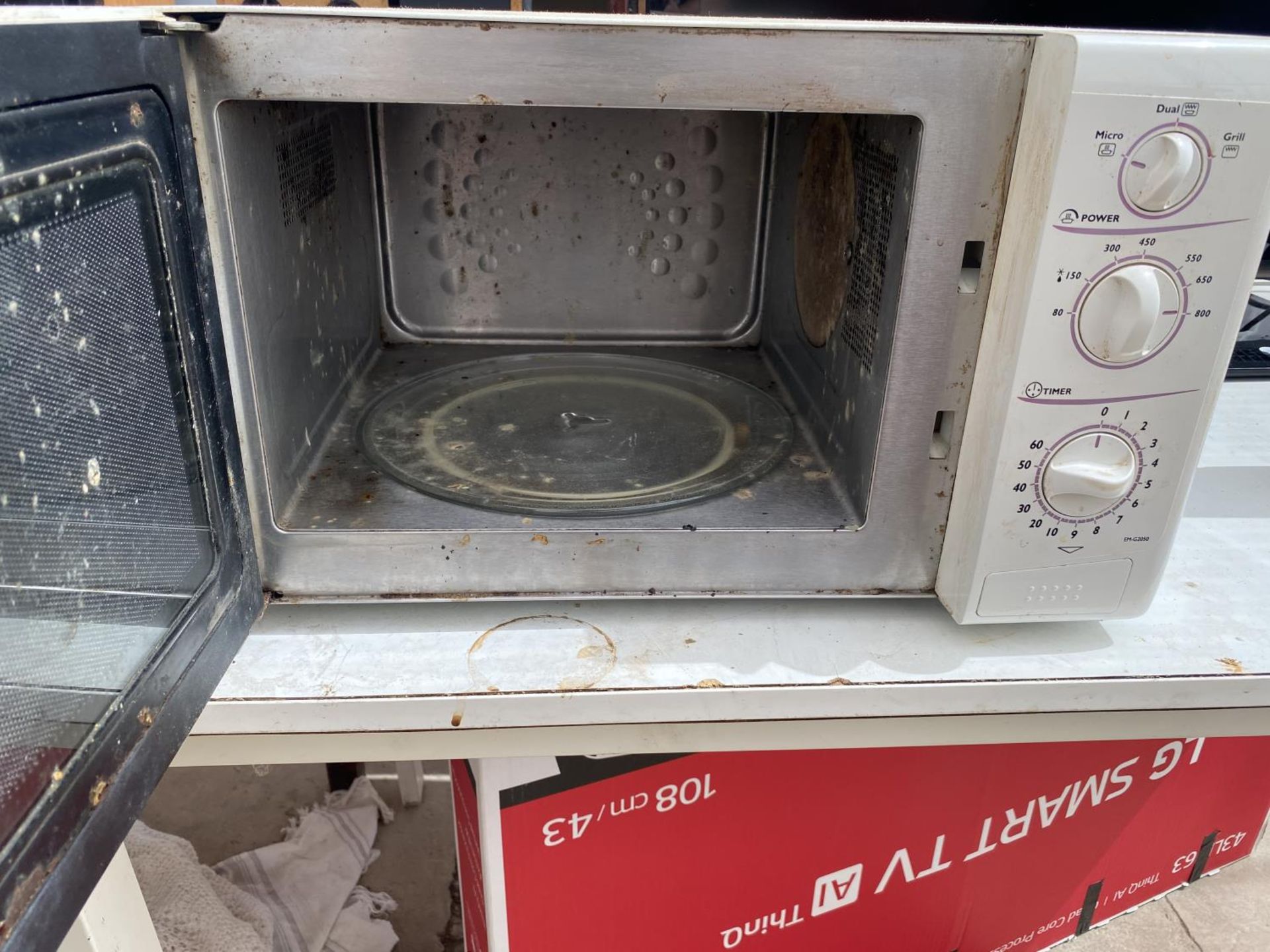 A WHITE SANYO MICROWAVE OVEN - Image 2 of 2