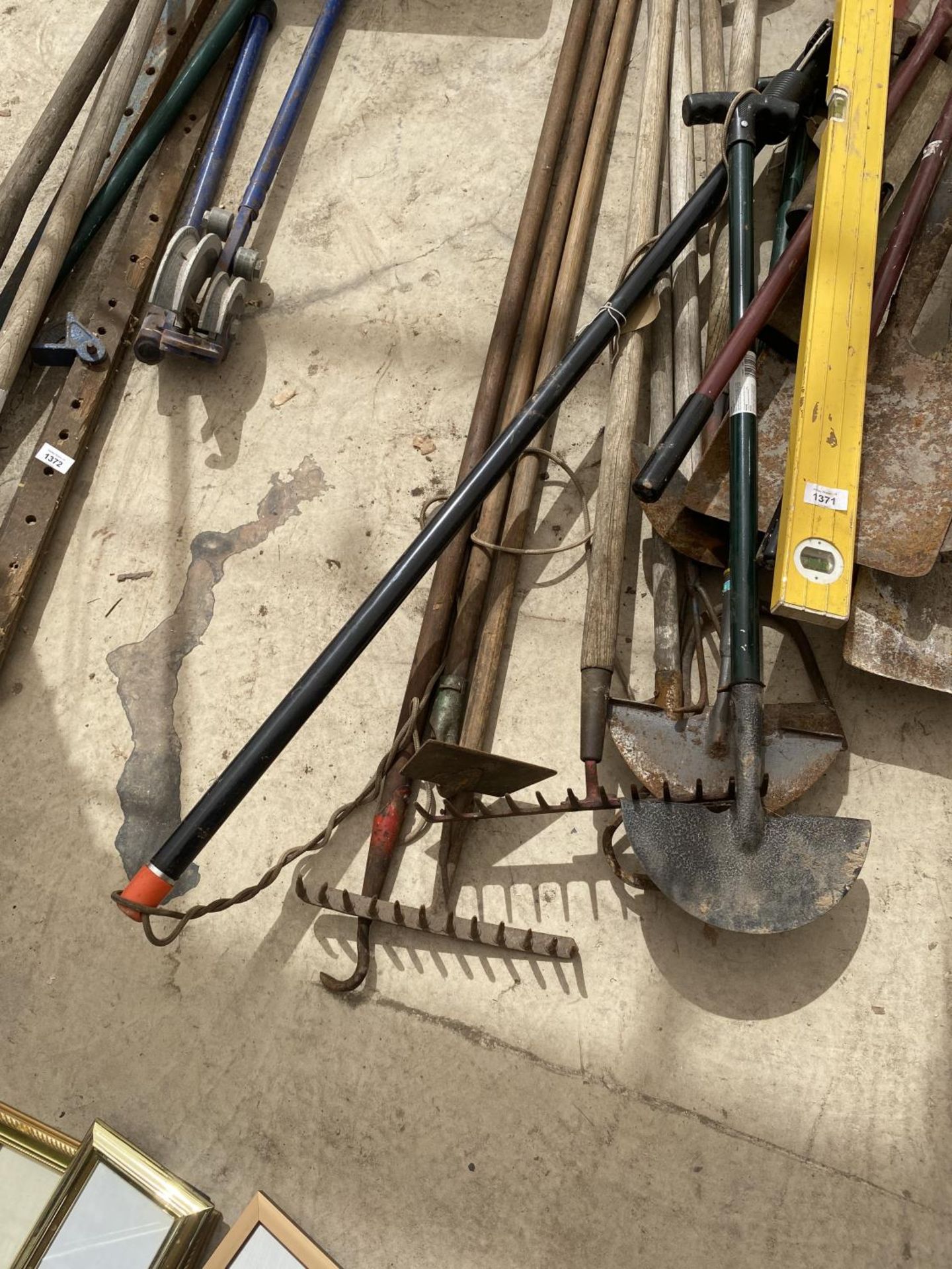 AN ASSORTMENT OF GARDEN TOOLS TO INCLUDE SHOVELS, RAKES AND TURF CUTTERS ETC - Image 4 of 4