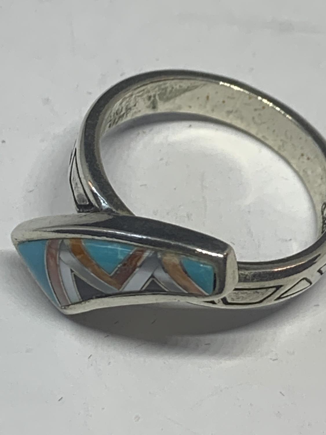 A SILVER RING WITH A NAVAJO STONE DESIGN IN A PRESENTATION BOX - Image 2 of 4