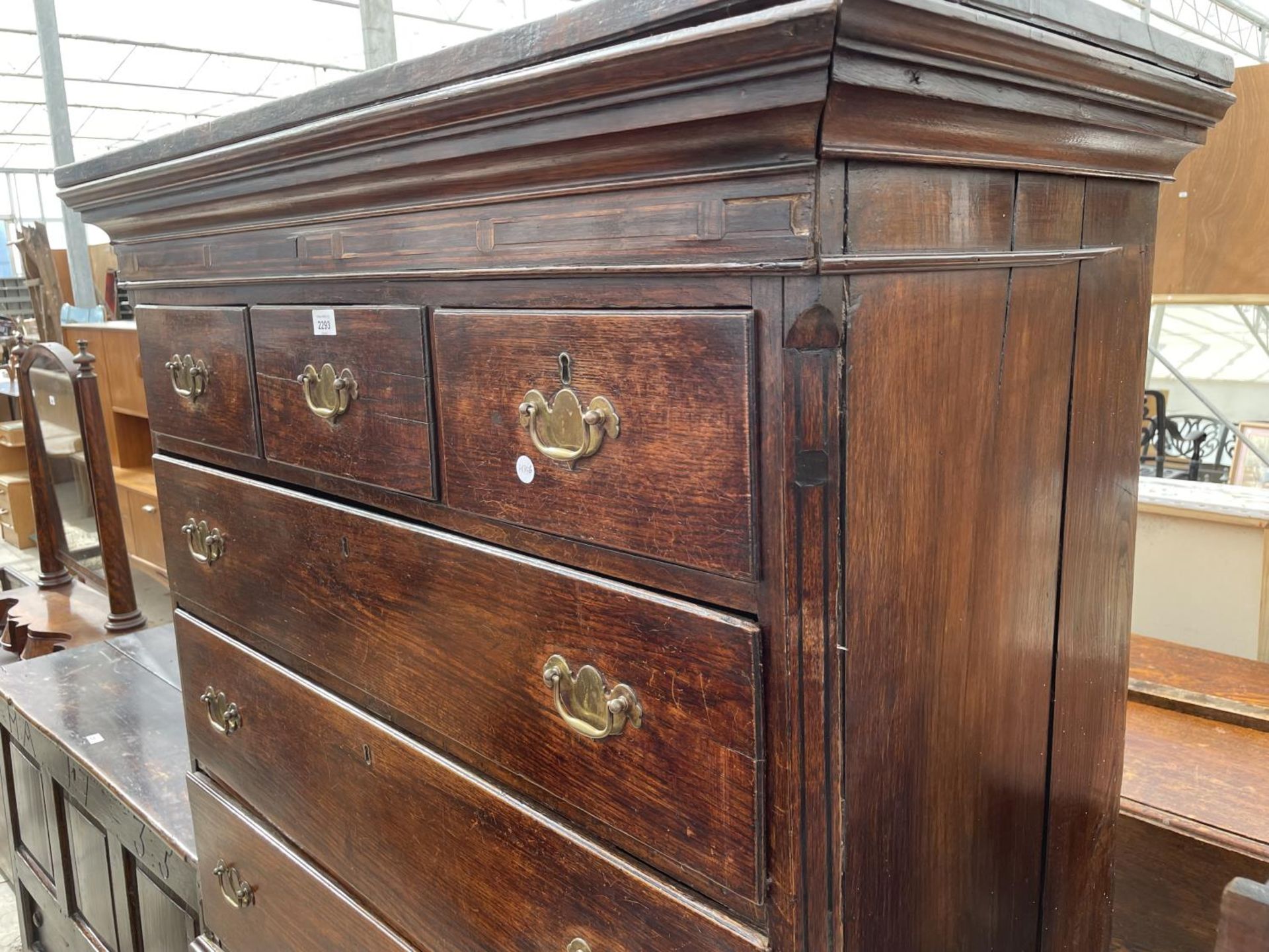 A GEORGE III OAK CHEST ON STAND, THE BASE ON FRONT CABRIOLE LEGS, WITH THREE DRAWERS, THE UPPER - Image 3 of 8