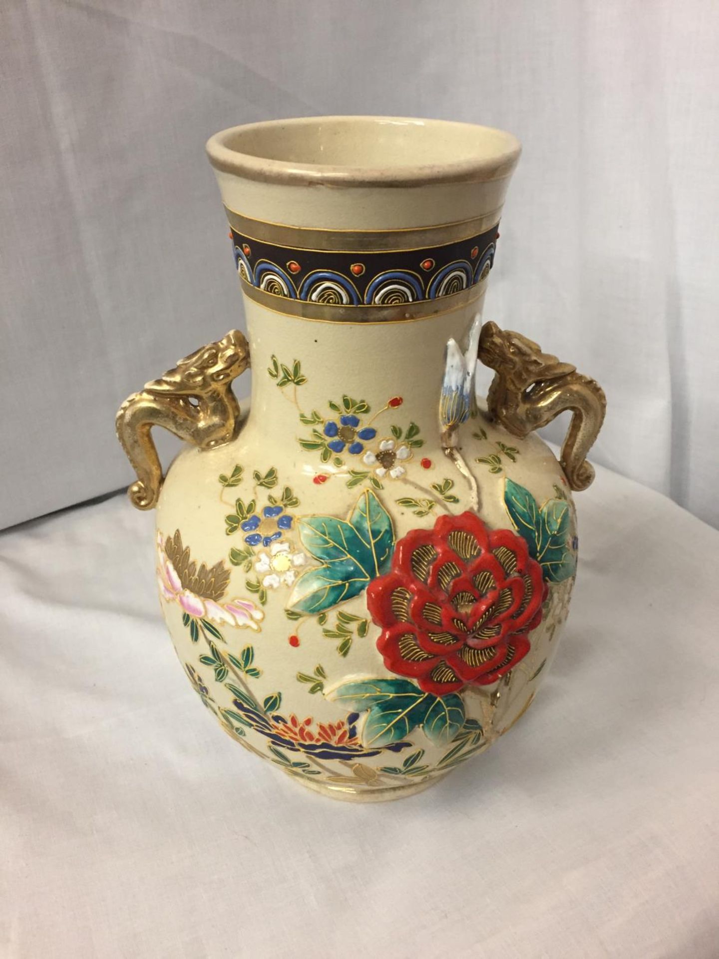 AN ORIENTAL VASE WITH GILT HANDLES 26CM HIGH