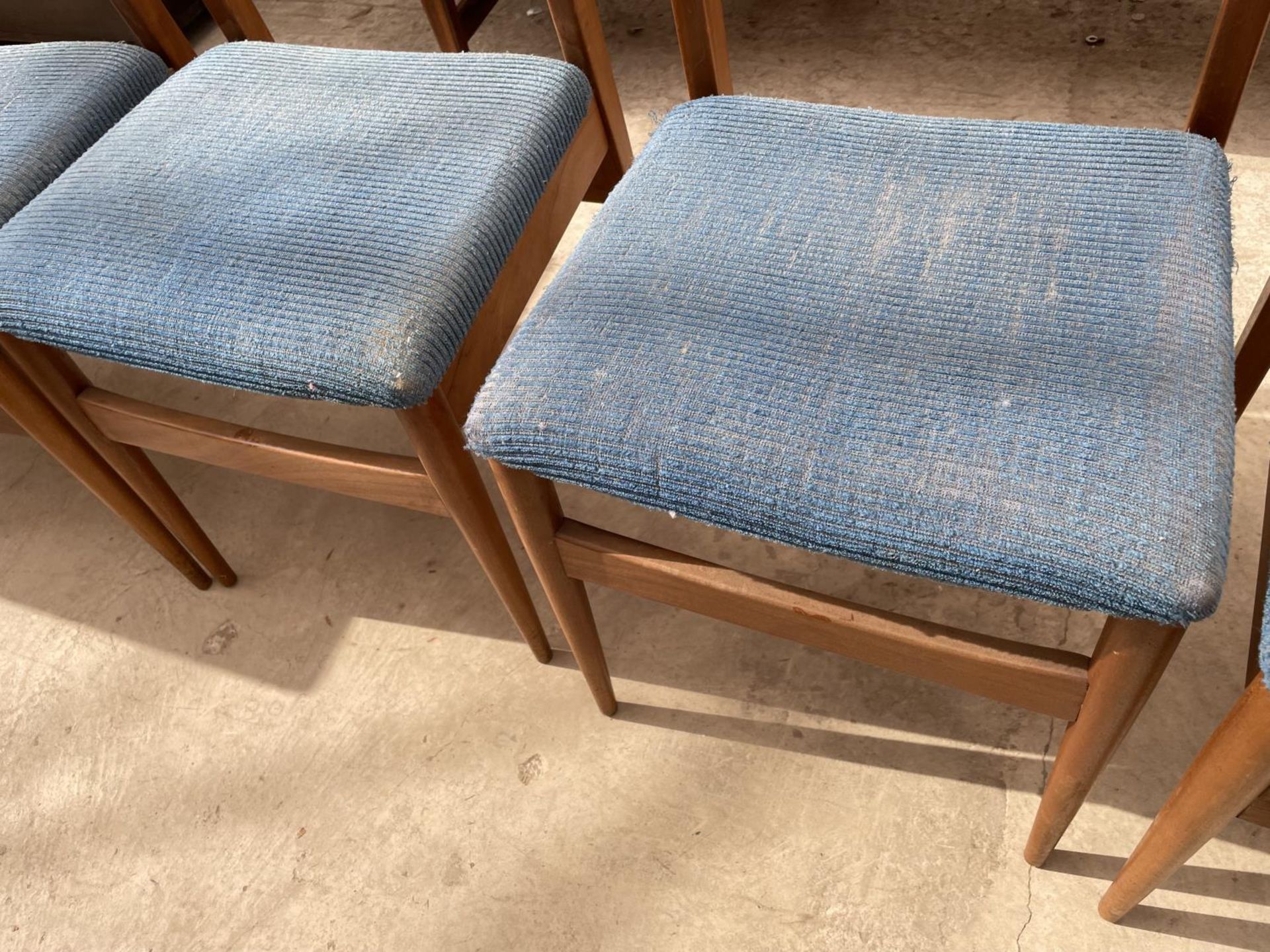 A SET OF SIX RETRO TEAK DINING CHAIRS - Image 4 of 6