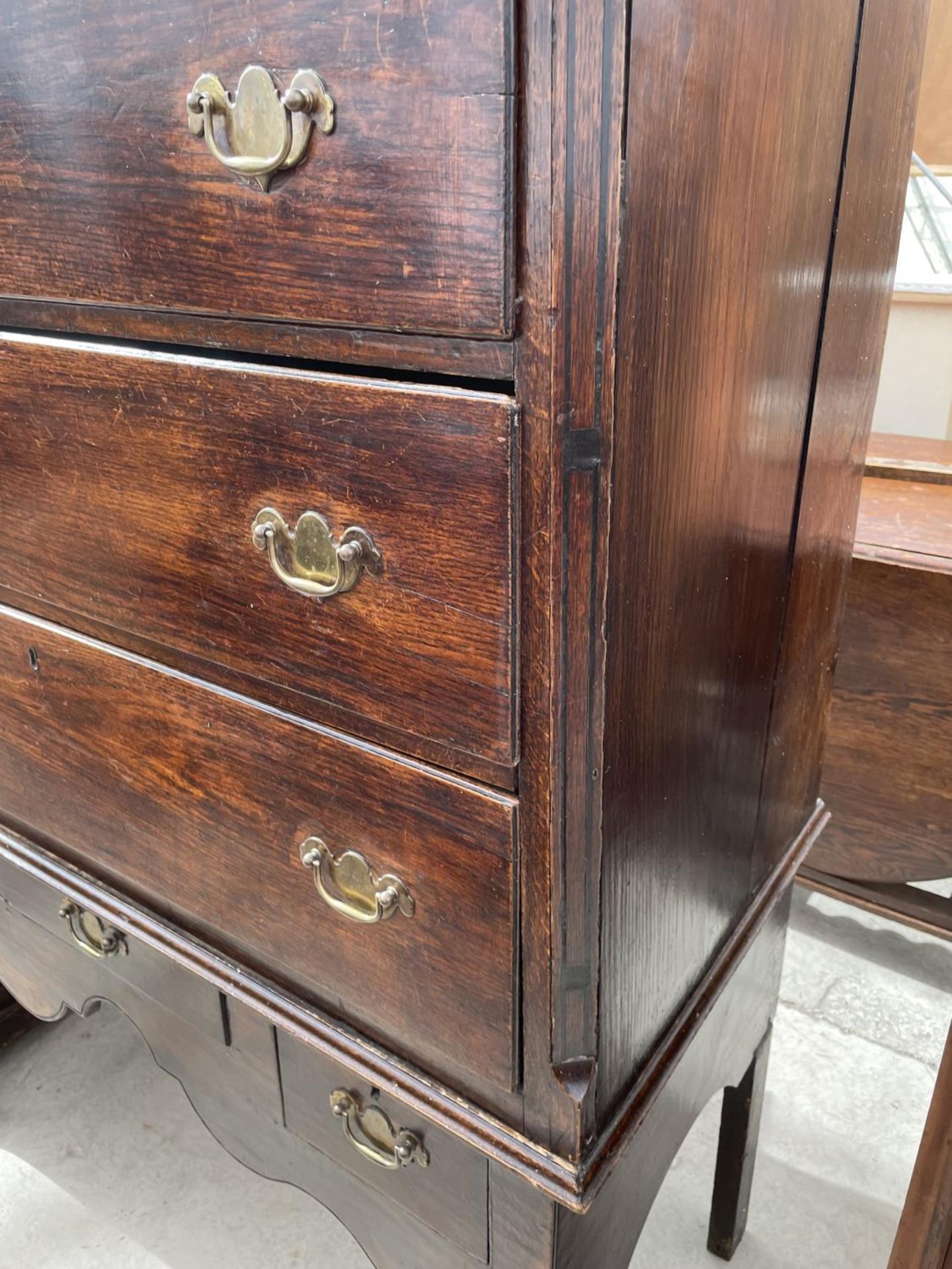 A GEORGE III OAK CHEST ON STAND, THE BASE ON FRONT CABRIOLE LEGS, WITH THREE DRAWERS, THE UPPER - Image 5 of 8