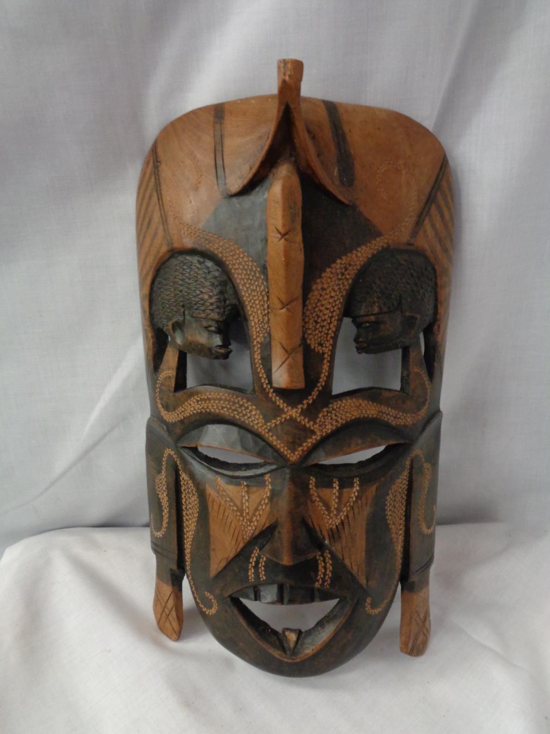 A VINTAGE CARVED AFRICAN JAMBO (KENYA) TRIBAL DRESS MASK, DATED 1991 35 CM