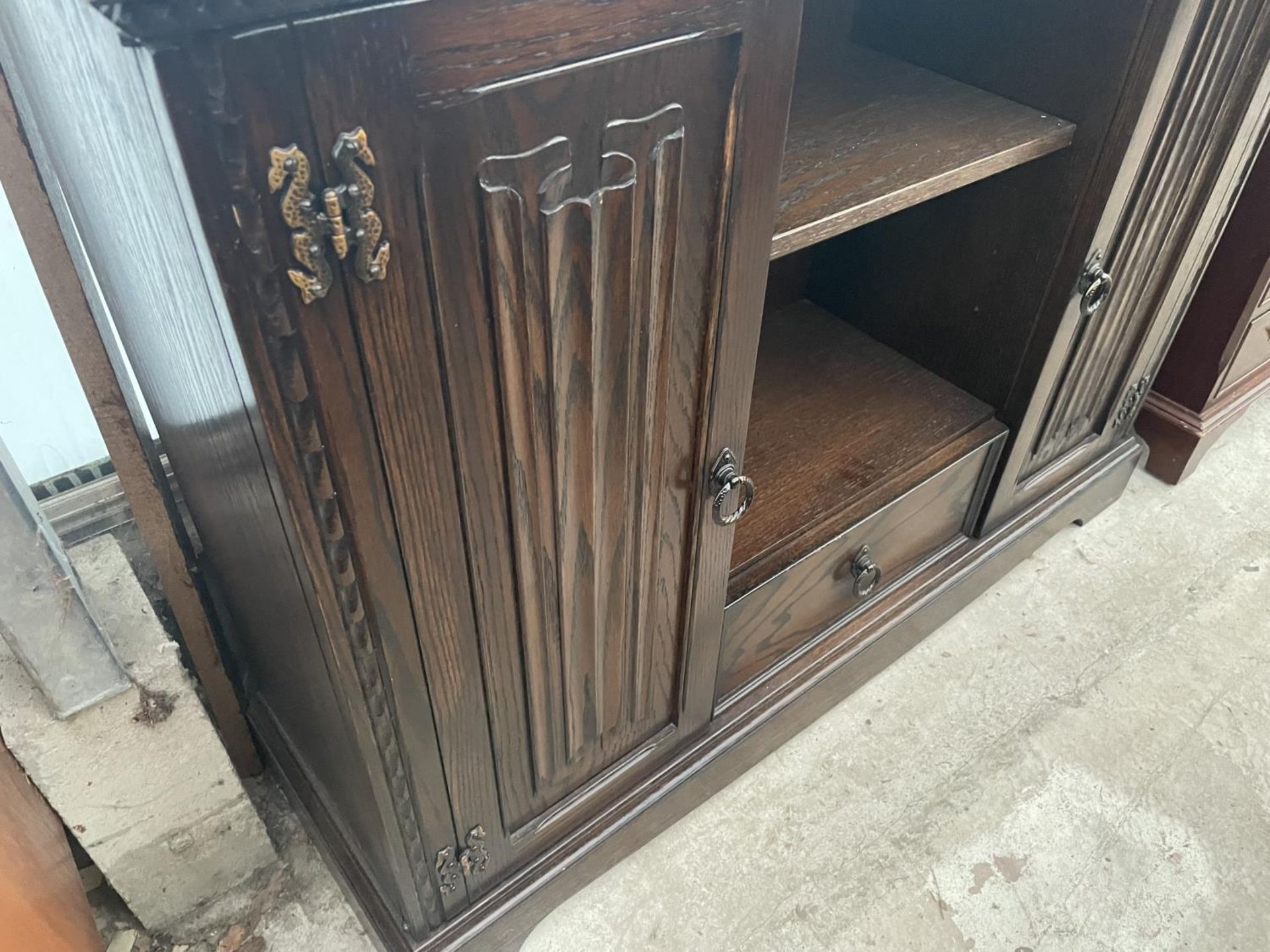 AN OAK JAYCEE CD STORAGE UNIT WITH LINENFOLD DOORS, 43" WIDE - Image 3 of 5