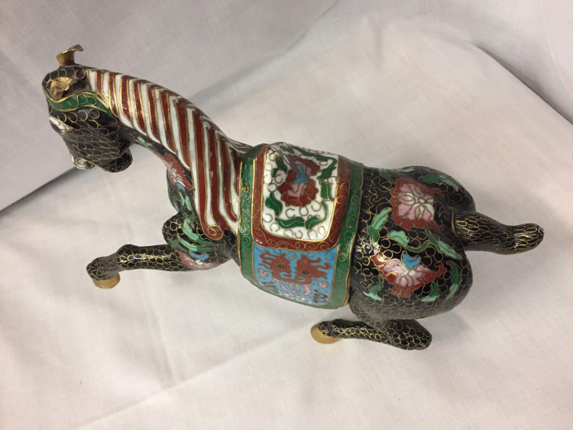 A CHINESE BRONZE CLOISONNE ENAMEL AND GILT HORSE - Image 4 of 4