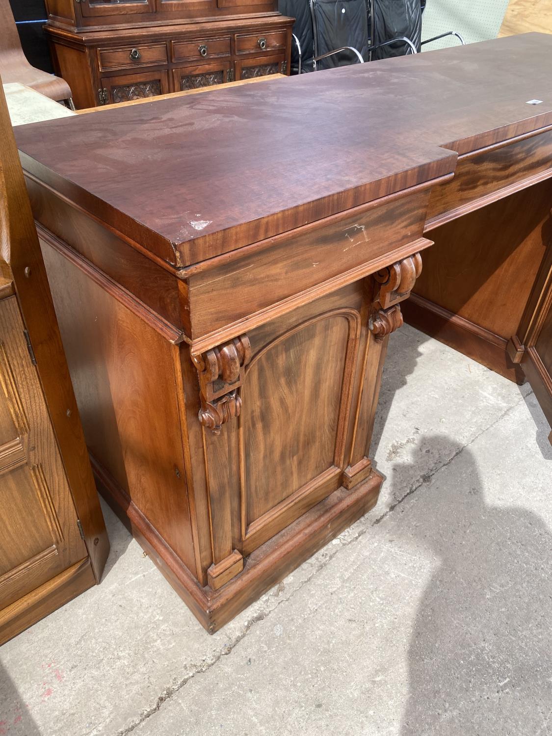 A VICTORIAN INVERTED BREAKFRONT MAHOGANY DOUBLE PEDESTAL SIDEBOARD, 72" WIDE - Image 5 of 5