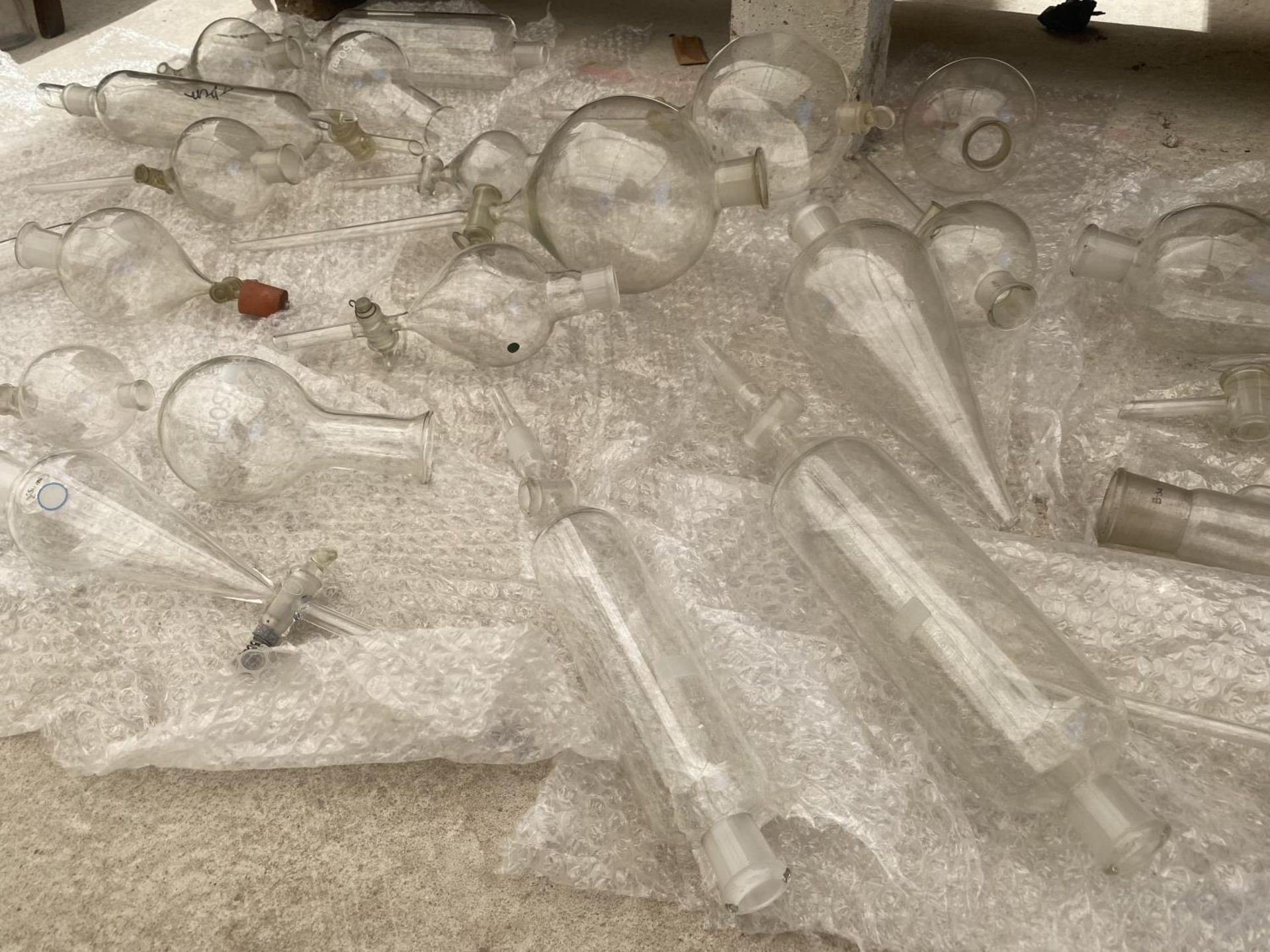 AN ASSORTMENT OF SCIENTIFIC GLASS BOTTLES AND VESSELS - Image 3 of 5