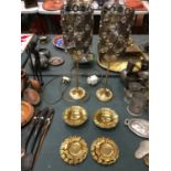 A SELECTION OF BRASS ITEMS TO INCLUDE TABLE LAMPS.