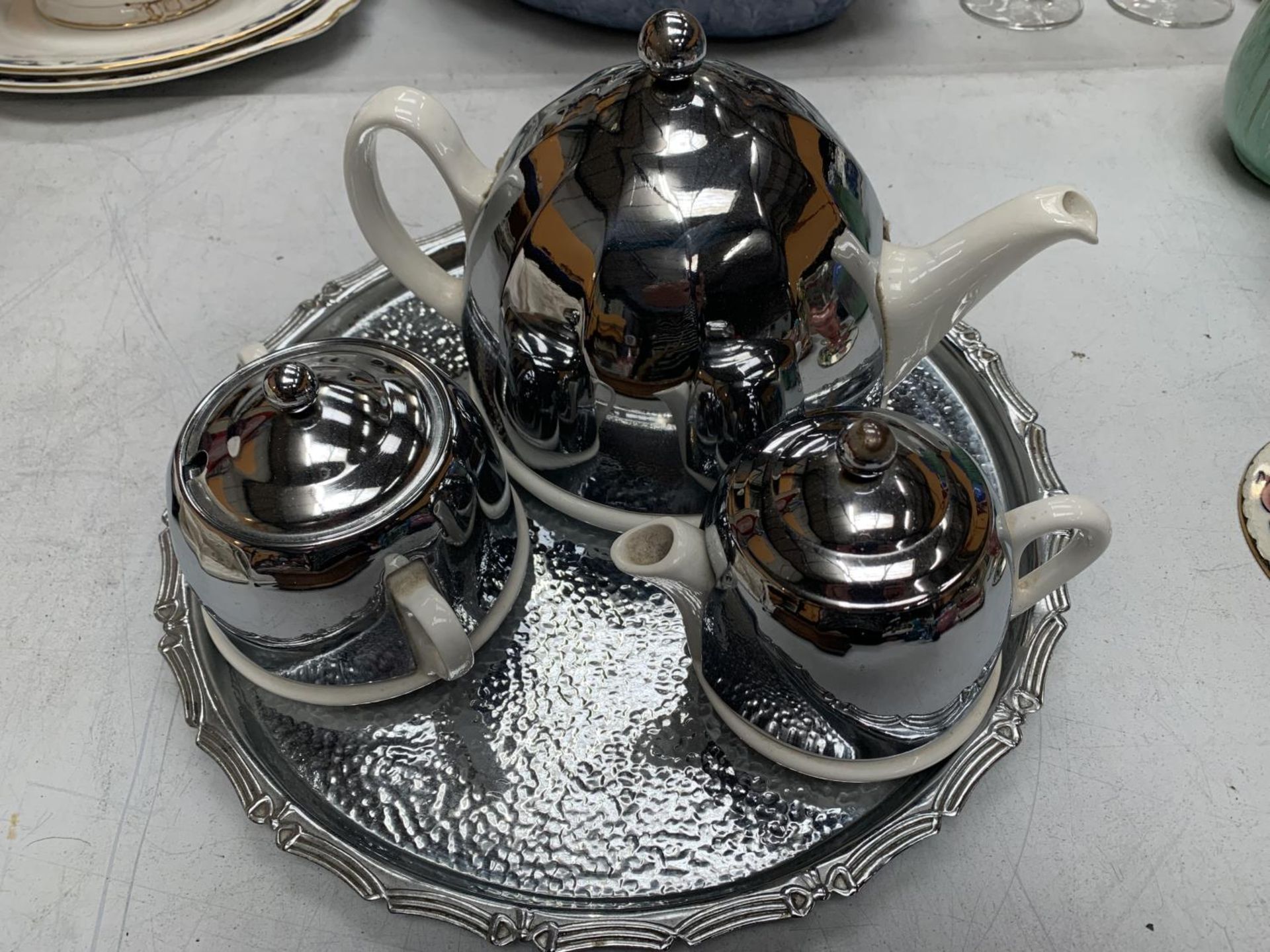 A RETRO STYLE SILVER PLATED AND CERAMIC TEAPOT, JUG AND SUGAR BOWL ON A PLATED TRAY - Image 2 of 5