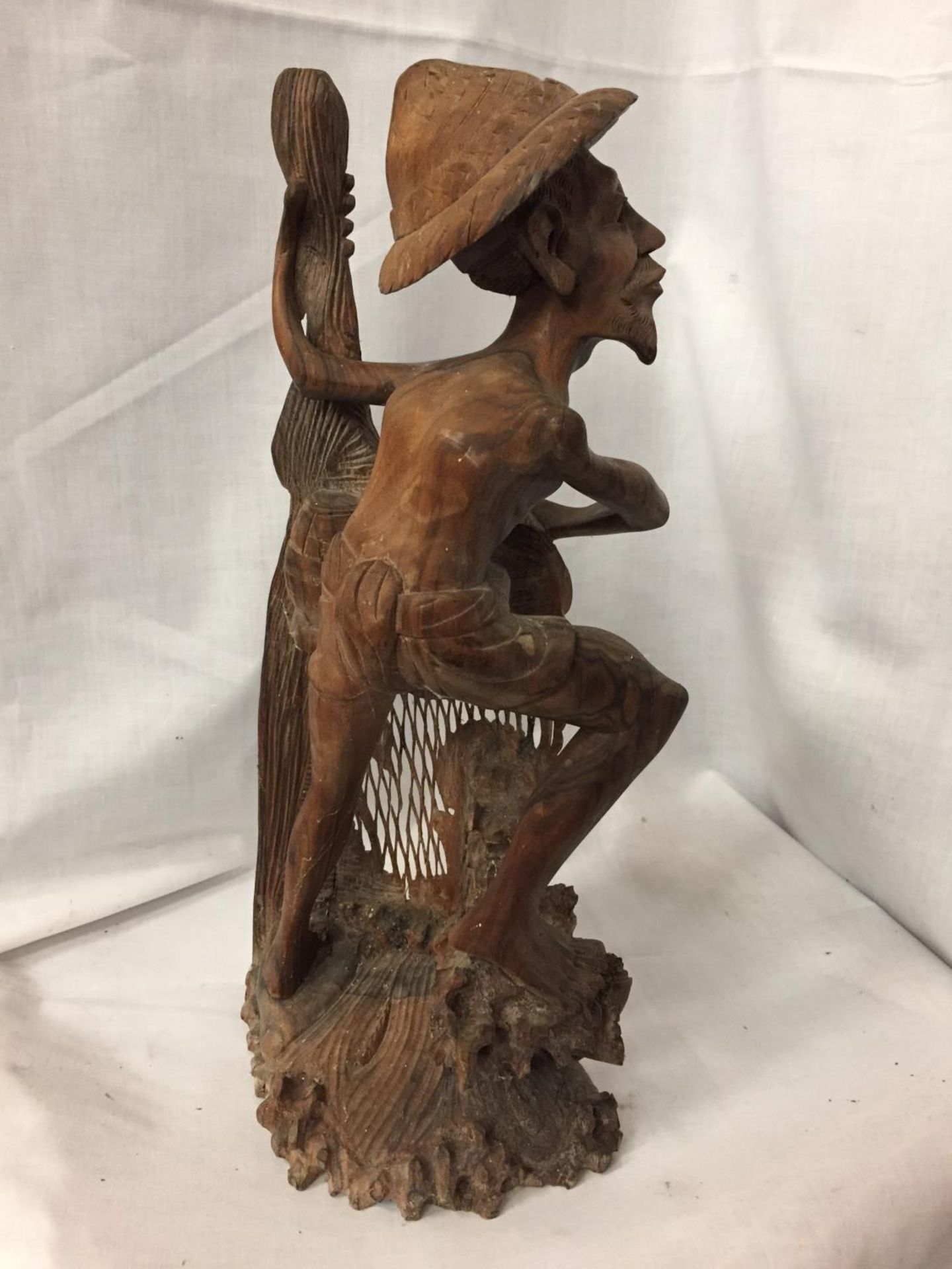 AN INTRICATELY CARVED AFRICAN TRIBAL FIGURE OF A FISHERMAN CASTING HIS NET, HEIGHT 42 CM - Image 3 of 3
