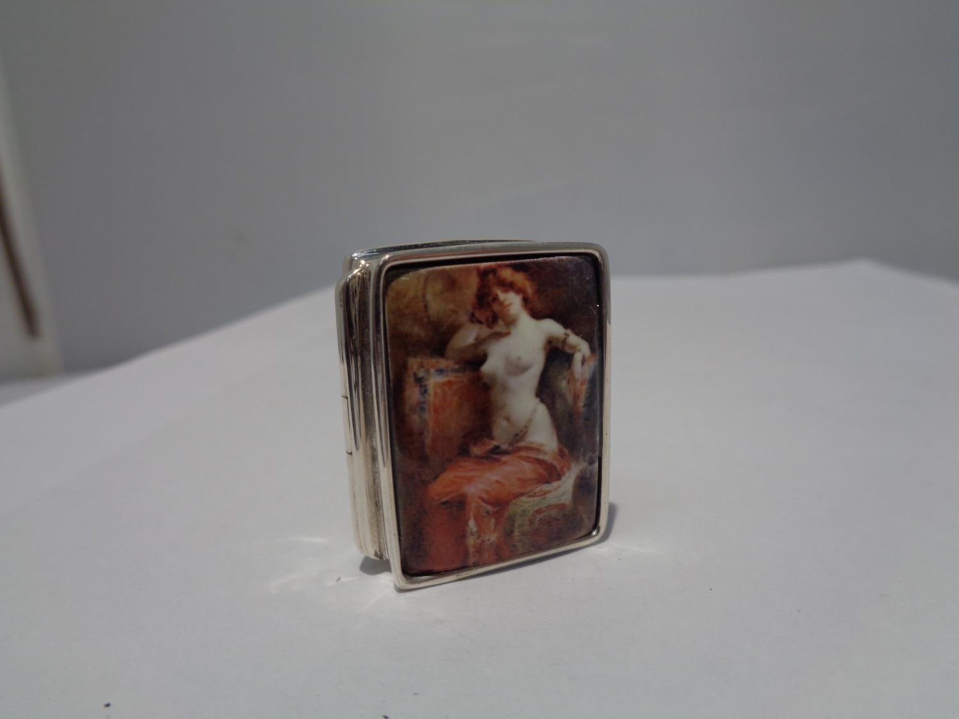 A MARKED SILVER PILL BOX WITH AN ENAMEL EROTIC DESIGN TOP - Image 2 of 4