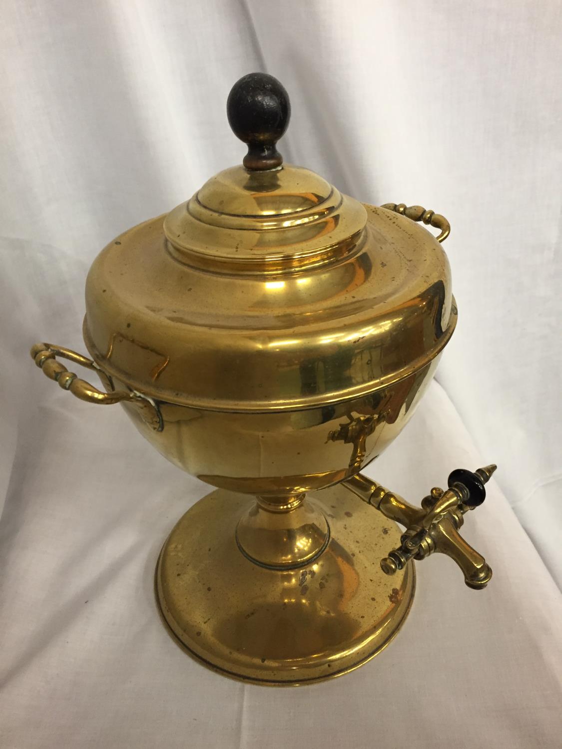 A LARGE VINTAGE BRASS TEA/WATER URN - Image 3 of 4