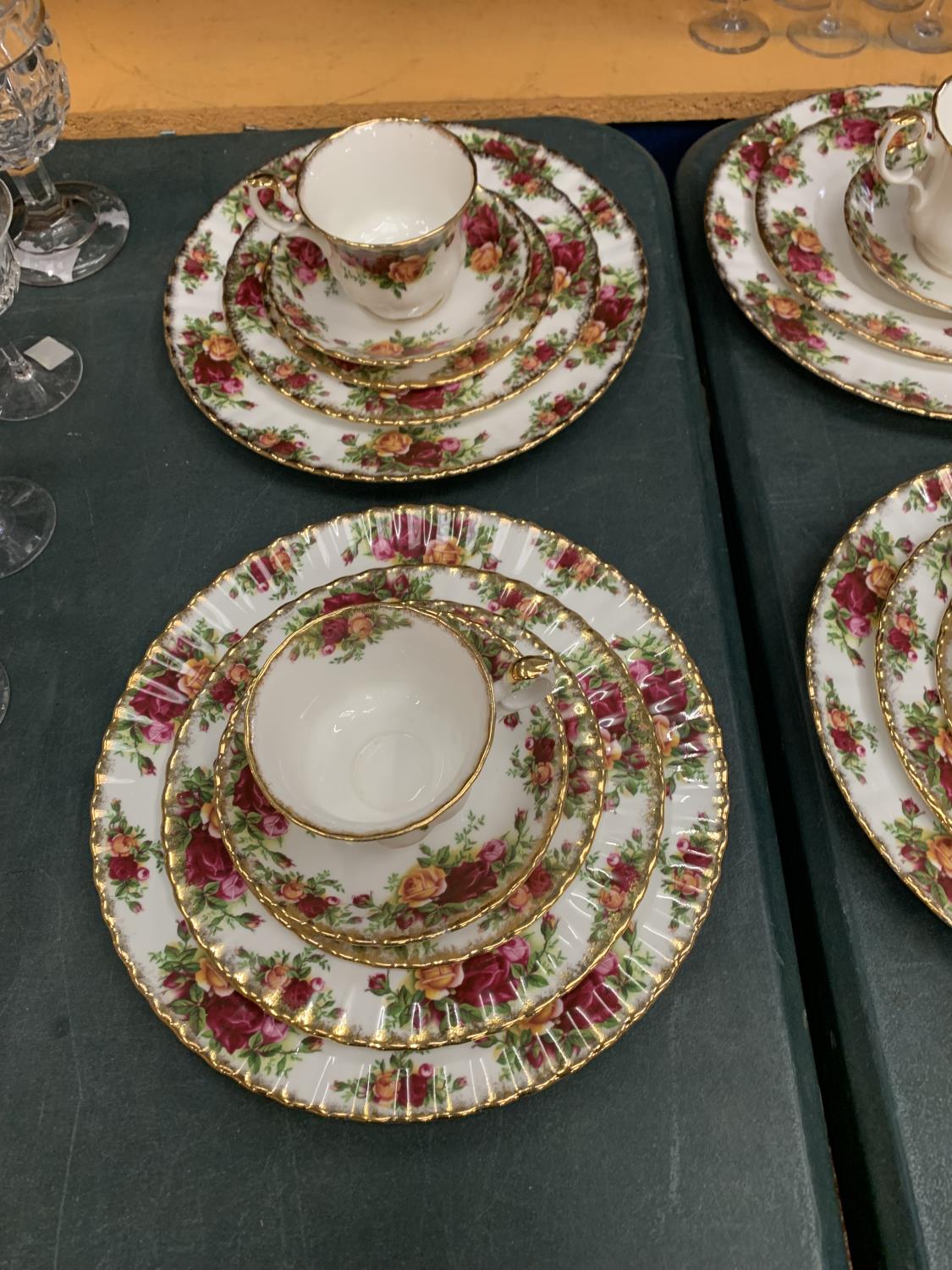 FORTY PIECES OF OLD COUNTRY ROSES DINNER WARE TO INCLUDE TRIOS, DINNER PLATES, MEAT PLATE ETC - Image 4 of 5