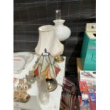 AN ASSORTMENT OF TABLE LAMPS TO INCLUDE A TIFFANY STYLE LAMP AND AN OIL LAMP ETC