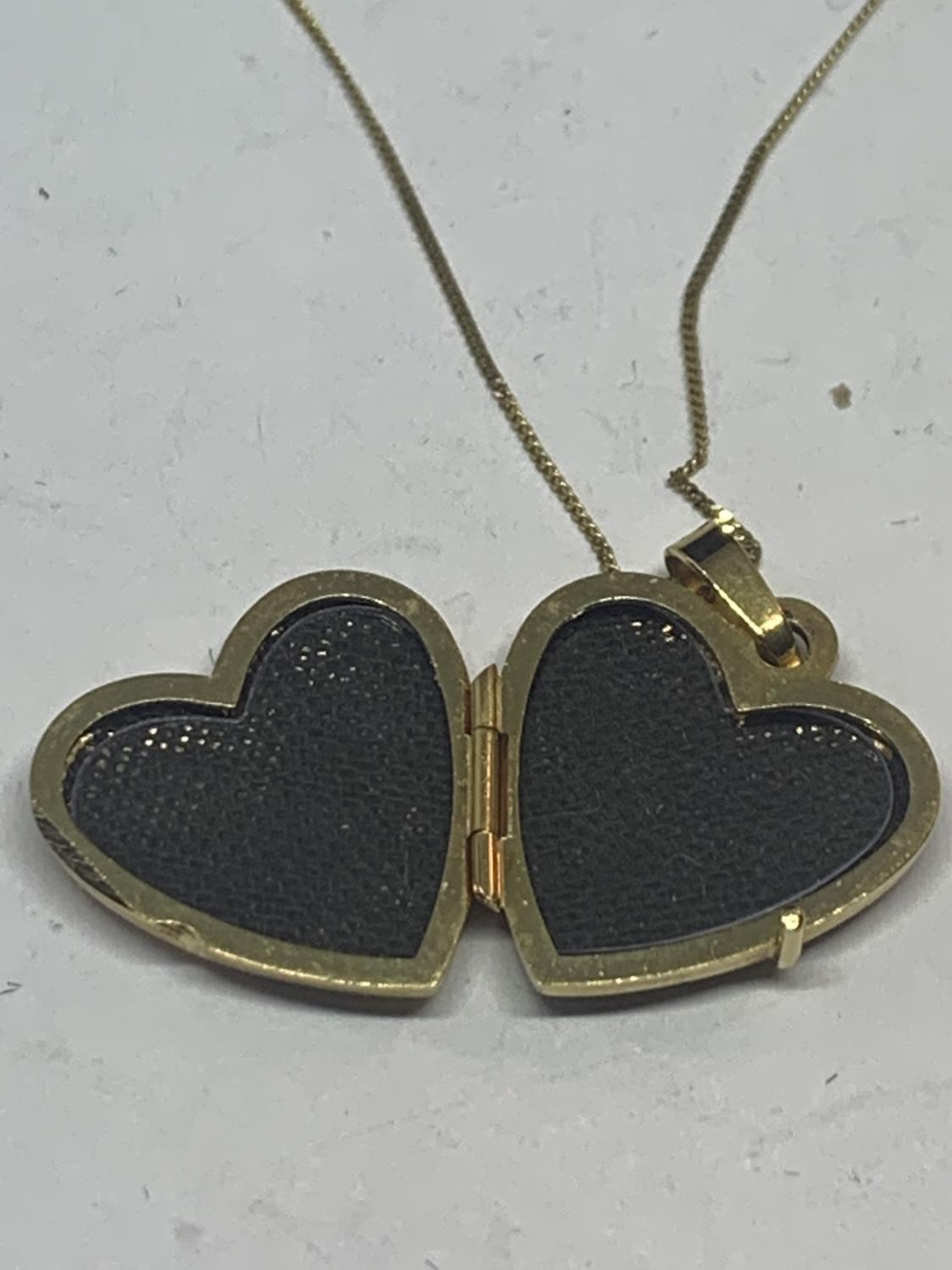 A 9 CARAT GOLD NECKLACE WITH HEART SHAPED LOCKET IN A PRESENTATION BOX - Image 3 of 5