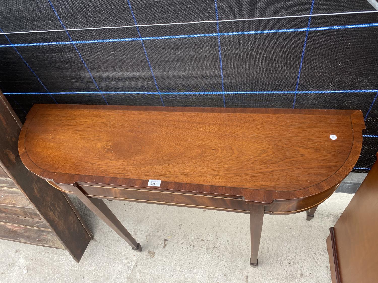 A MAHOGANY CROSSBANDED AND INLAID CONSOLE TABLE ON TAPERED LEGS AND SPADE FEET, 48" WIDE - Image 4 of 4