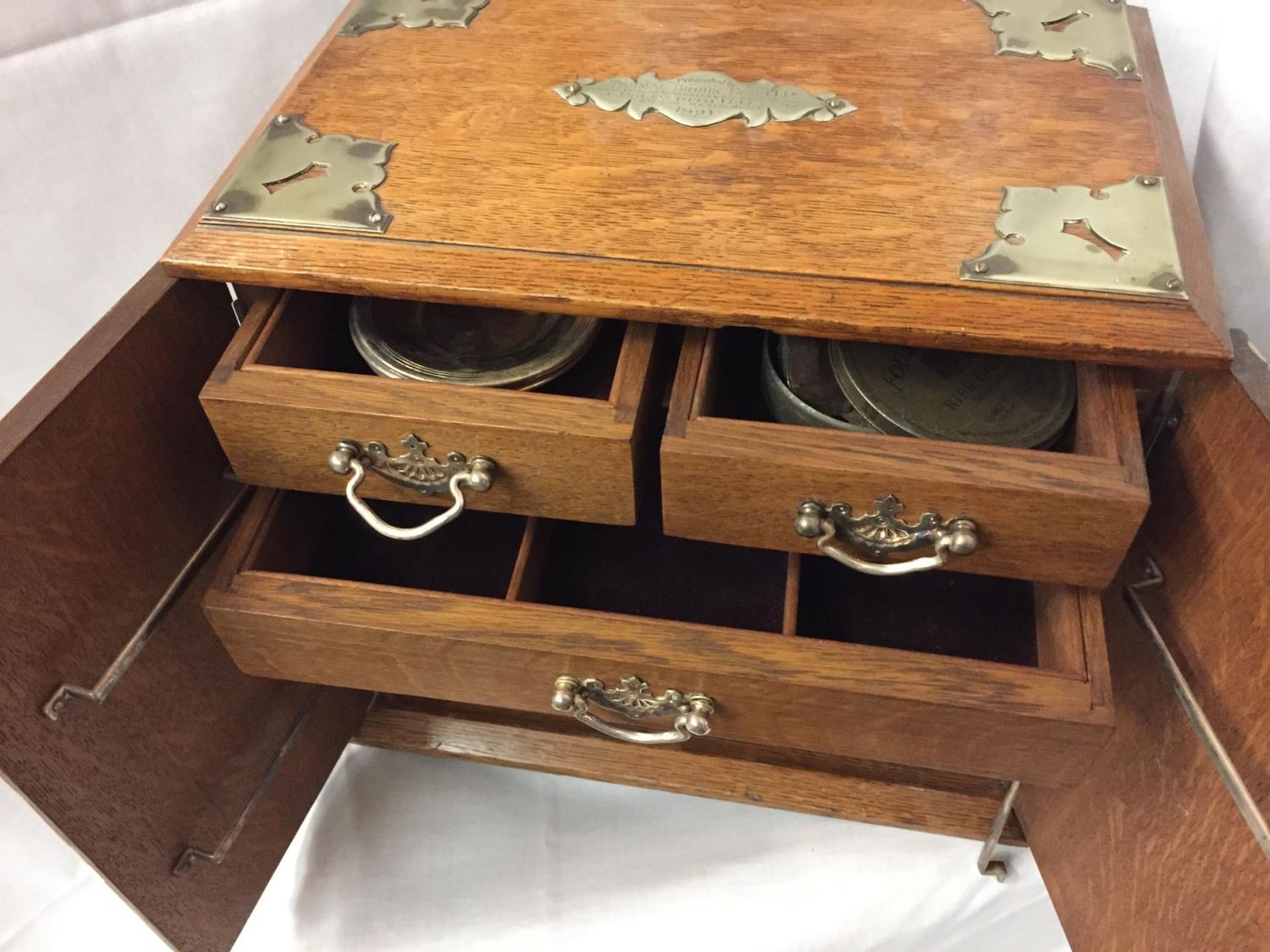 AN EDWARDIAN OAK SMOKING ROOM COMPENDIUM DATED 1921 HEIGHT 32CM