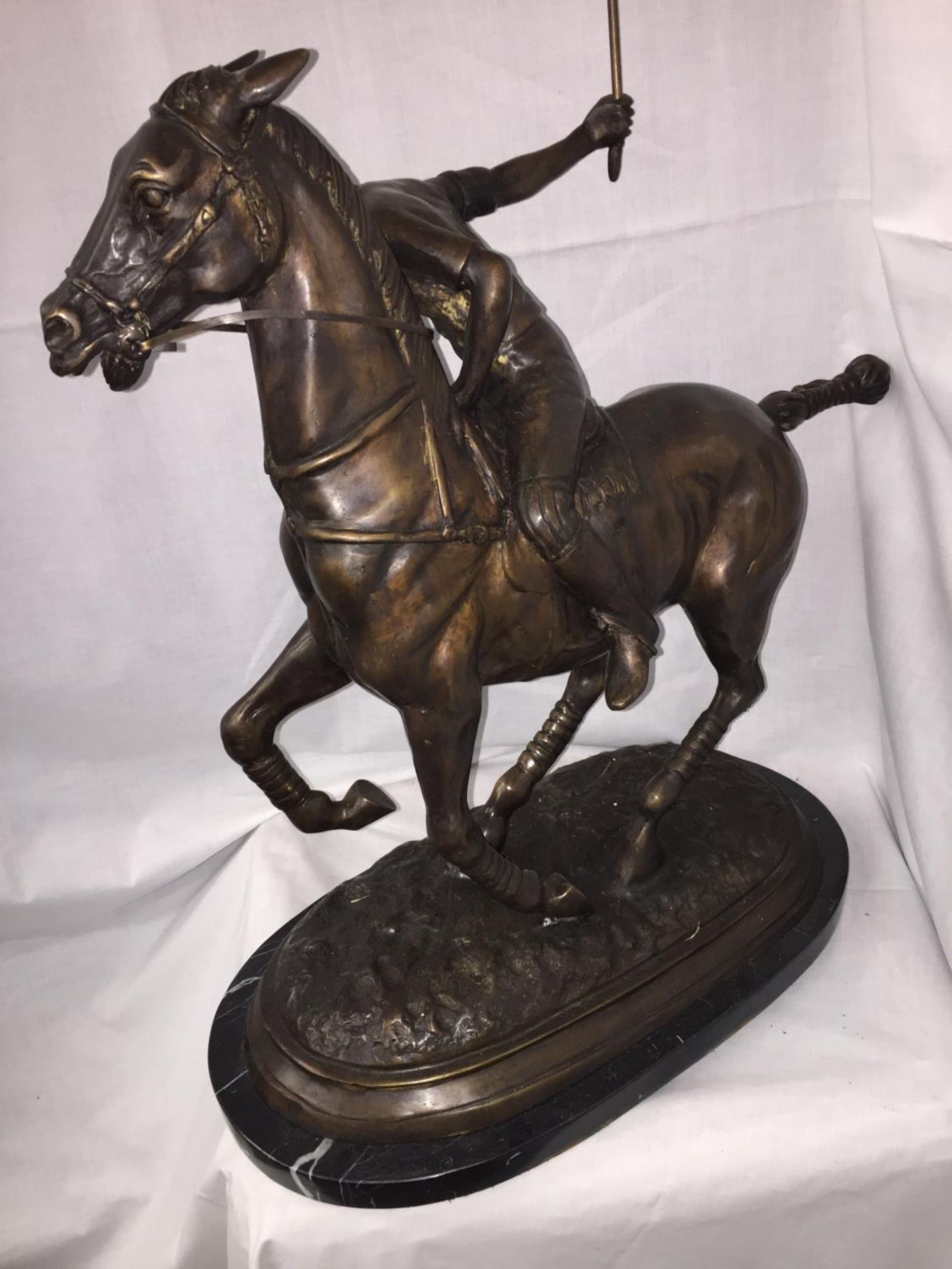 A LARGE BRONZE STATUE OF A POLO PLAYER ON A MARBLE BASE 54CM LENGTH (TAIL TO NOSE) X 60CM HEIGHT - Image 3 of 4