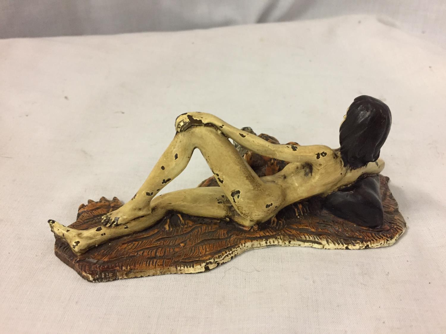 A COLD PAINTED BRONZE FIGURINE OF A NUDE LADY LYING ON A TIGER RUG - Image 2 of 4