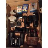 A QUANTITY OF CAMERAS, BINOCULARS AND ACCESSORIES TO INCLUDE A CANON CANONET CAMERA, BOOTS