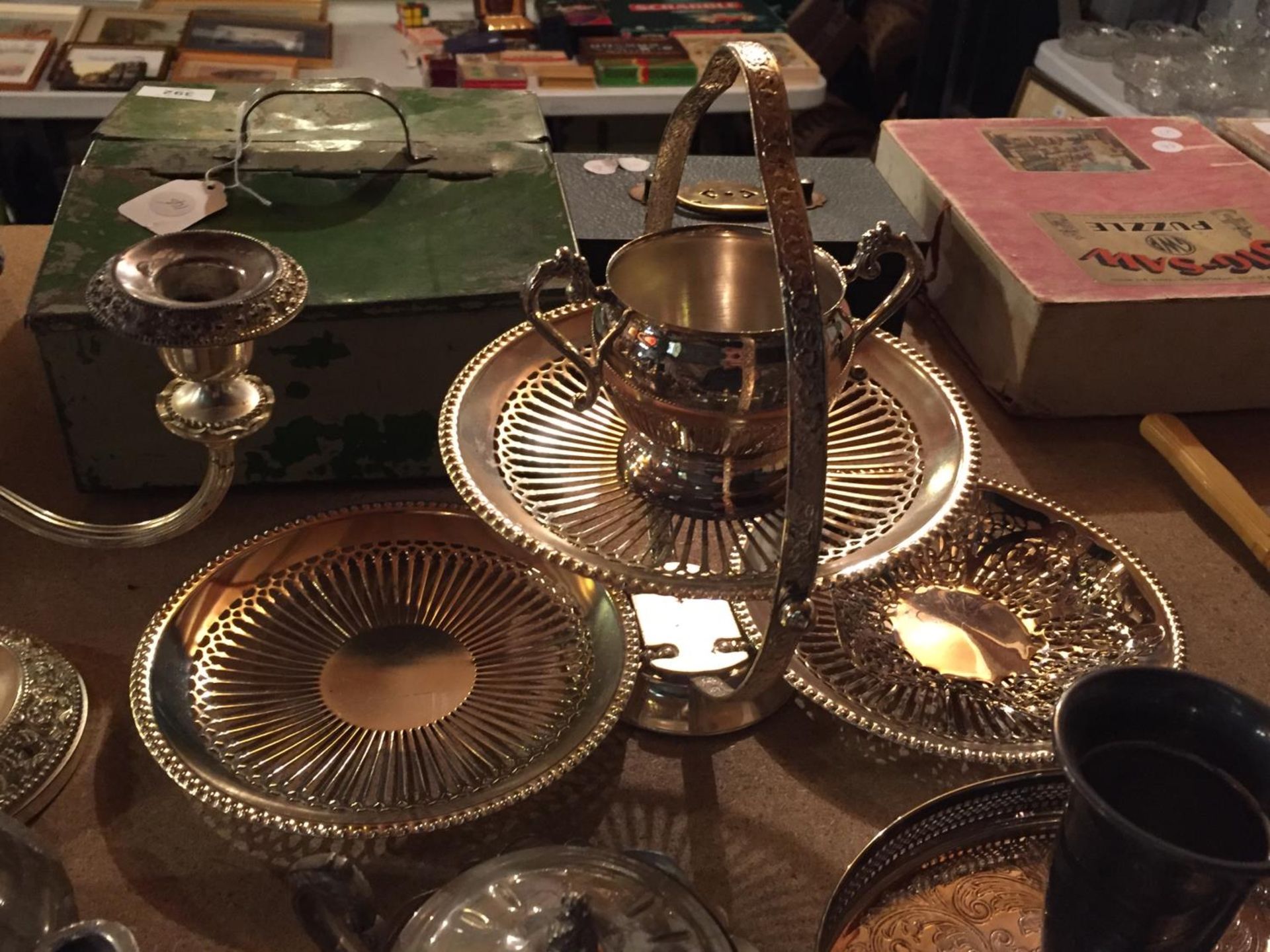 A LARGE COLLECTION OF SILVER PLATED ITEMS TO INCLUDE TEA POTS AND CANDLE HOLDERS - Image 5 of 9