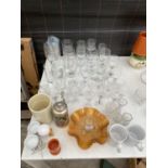 AN ASSORTMENT OF ITEMS TO INCLUDE GLASS WARE AND CERAMICS