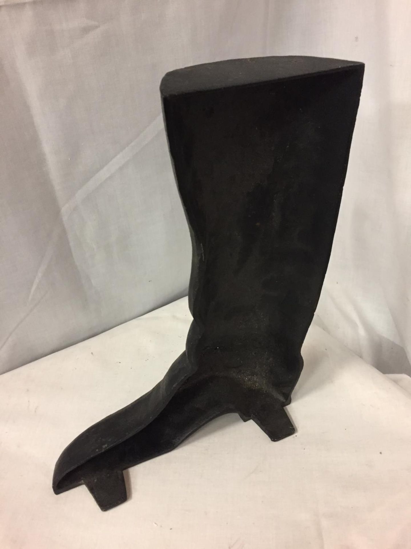 A CAST IRON BOOT SHAPED DOOR STOP - Image 3 of 3