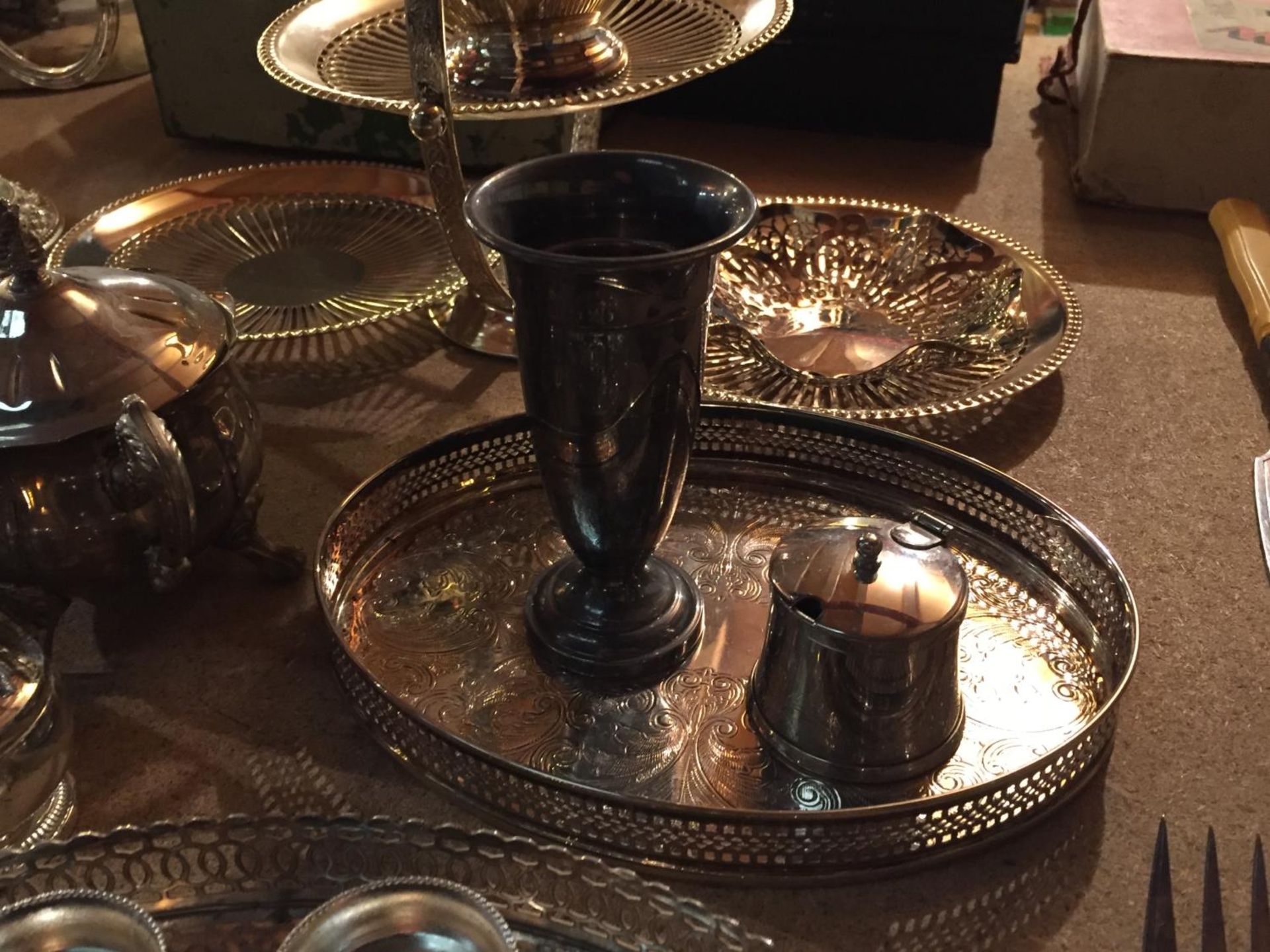 A LARGE COLLECTION OF SILVER PLATED ITEMS TO INCLUDE TEA POTS AND CANDLE HOLDERS - Image 7 of 9