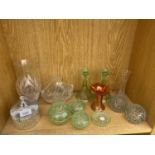 A SELECTION OF VINTAGE CUT GLASS AND COLOURED GLASS DRESSING TABLE WARE TO INCLUDE CANDLESTICKS, A