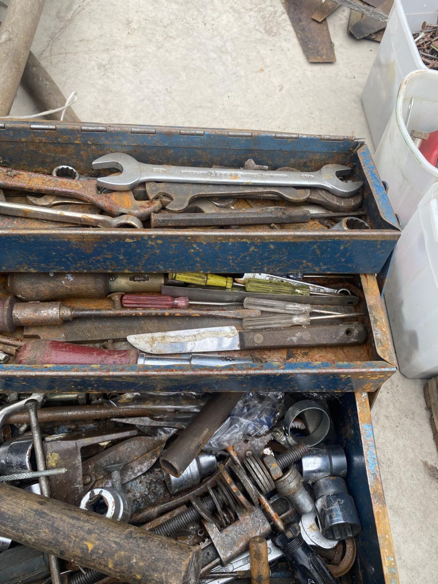 A METAL TOOL BOX CONTAINING AN ASSORTMENT OF HAND TOOLS TO INCLUDE SOCKETS, SCREW DRIVERS AND A - Image 2 of 4
