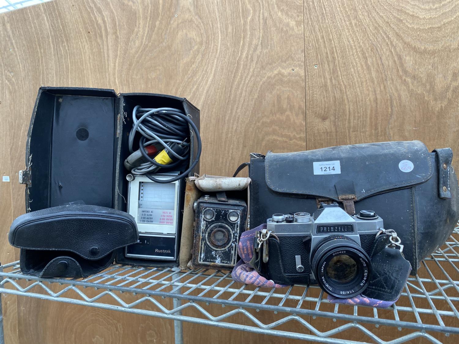 AN ASSORTMENT OF VINTAGE PHOTOGRAPHY EQUIPMENT TO INCLUDE A PRINZFLEX CAMERAS AND A RUSTRAK PCR ETC