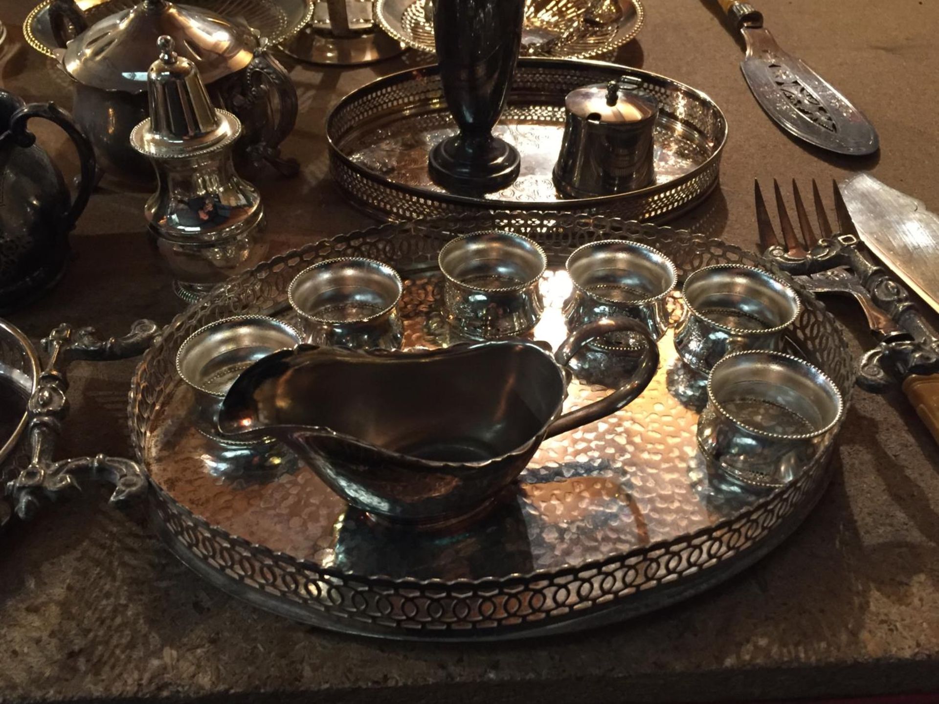 A LARGE COLLECTION OF SILVER PLATED ITEMS TO INCLUDE TEA POTS AND CANDLE HOLDERS - Image 8 of 9