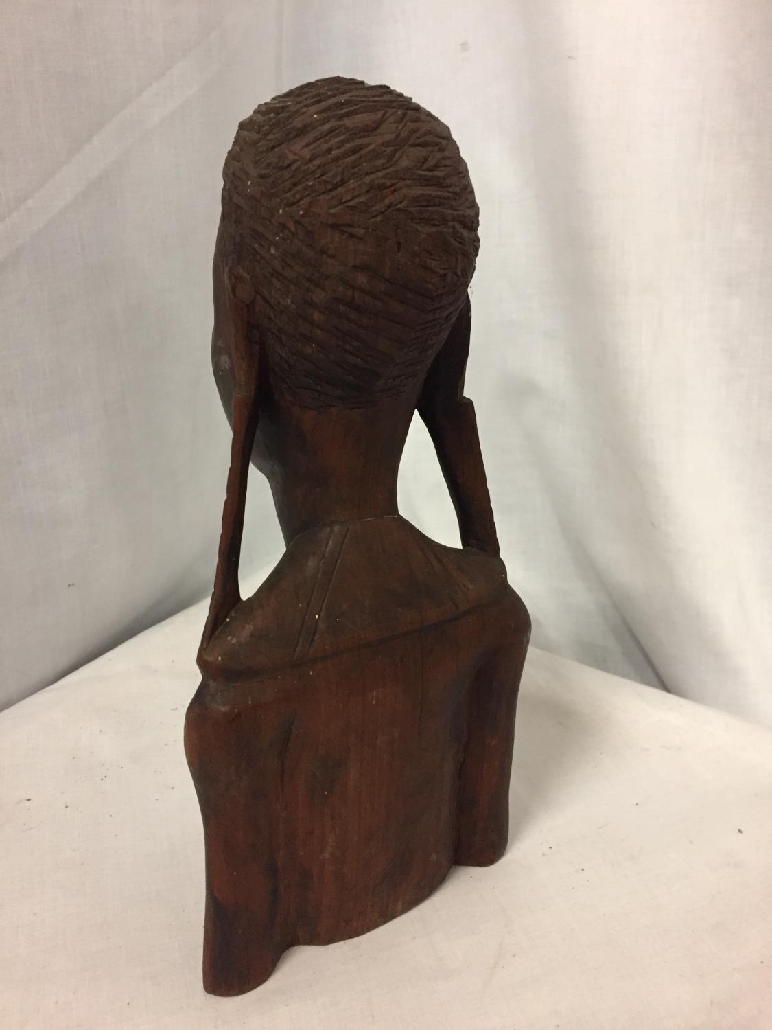 AN AFRICAN TRIBAL WOODEN CARVED BUST MODEL. H 30CM - Image 3 of 3