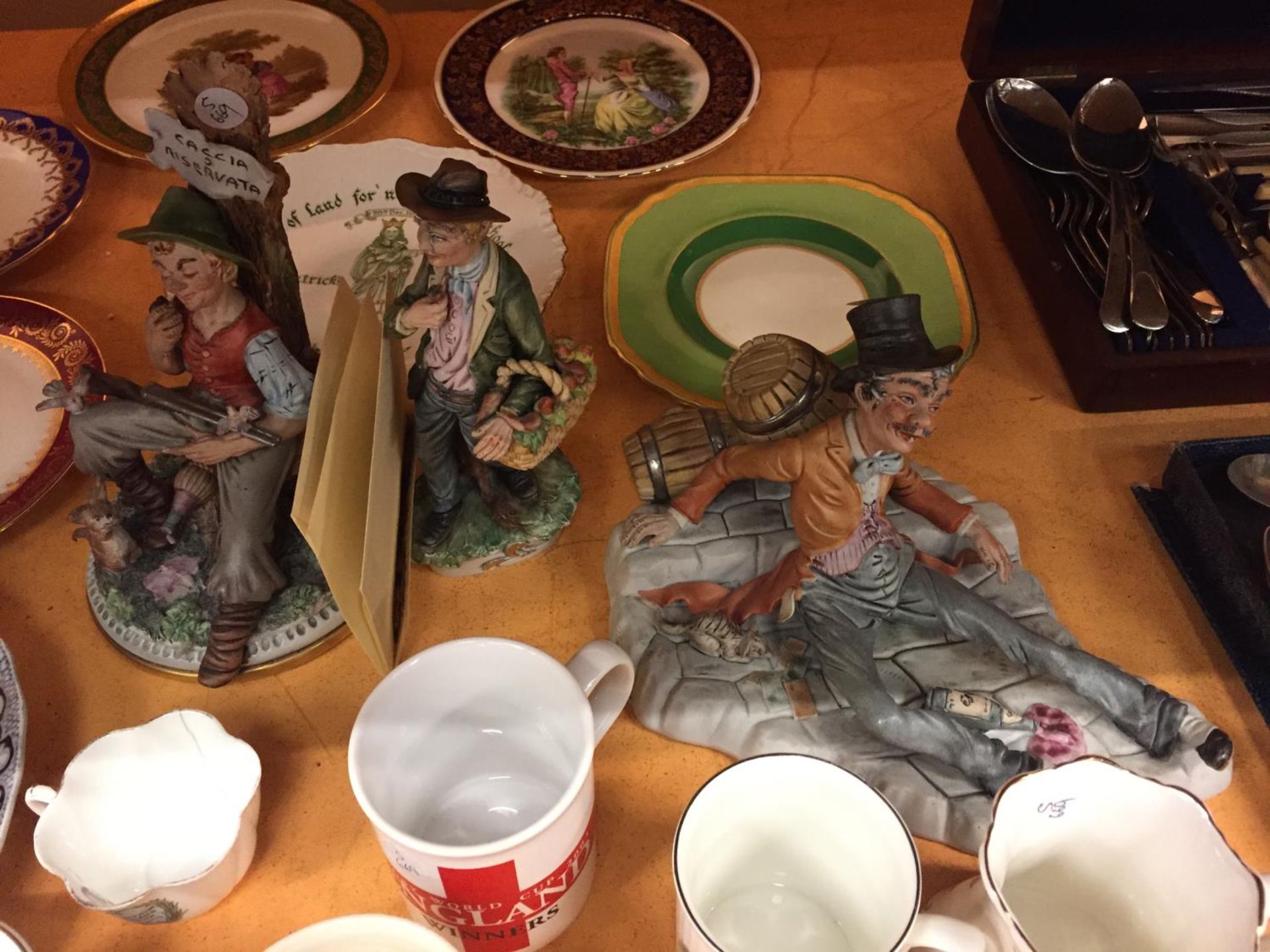 A COLLECTION OF CERAMICS TO INCLUDE PLATES AND MUGS AND THREE COLLECTABLE FIORENZA ORNAMENTS WITH - Image 4 of 5