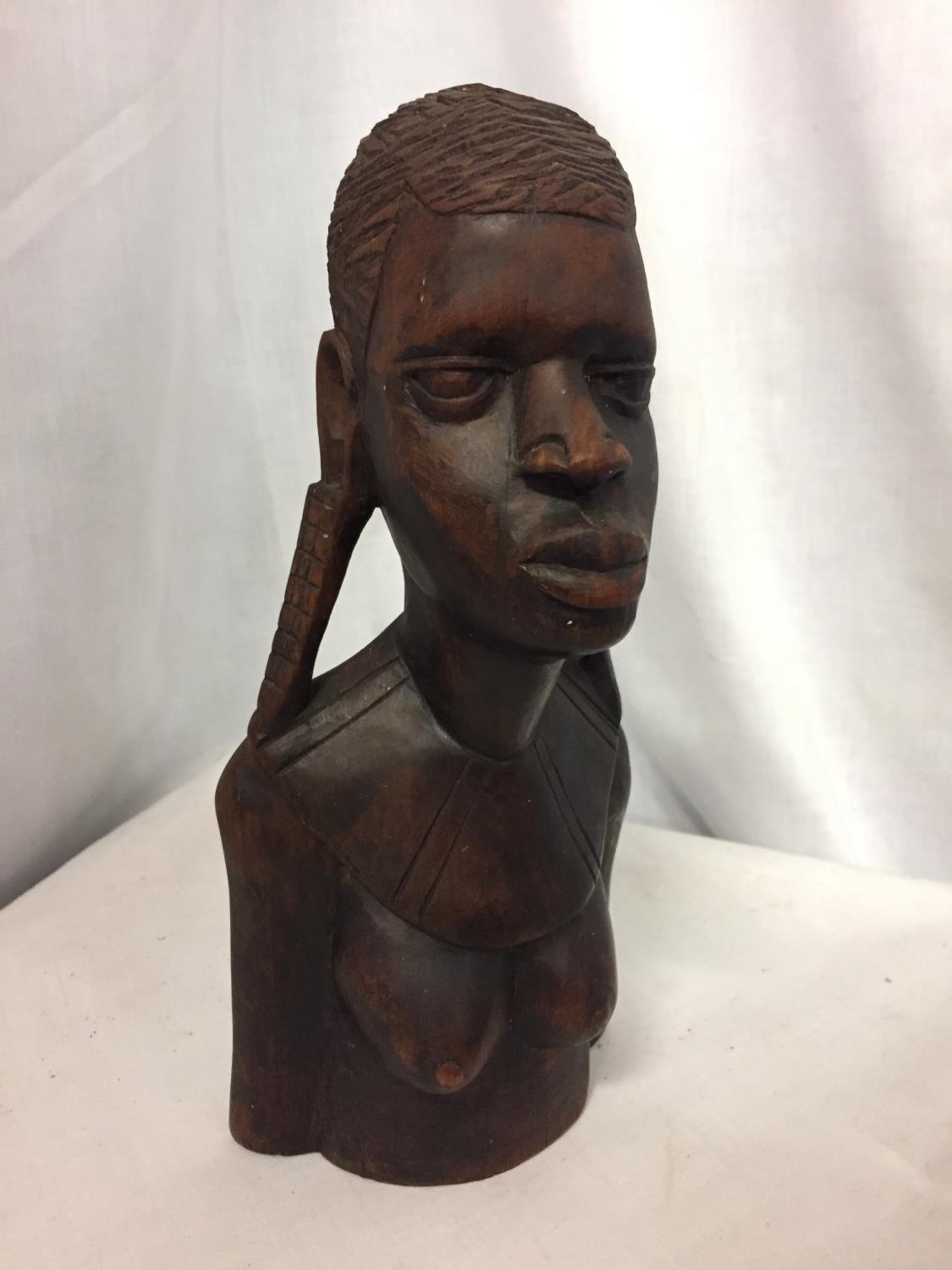 AN AFRICAN TRIBAL WOODEN CARVED BUST MODEL. H 30CM